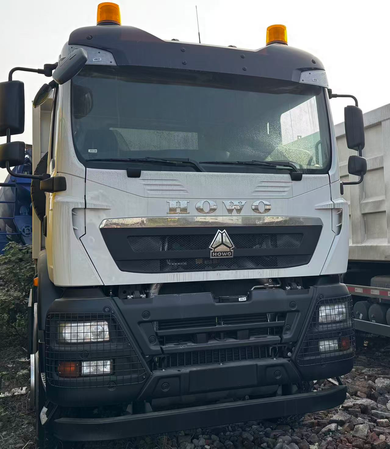 SINOTRUK HOWO TX 8*4 CARGO TRUCK  LHD 