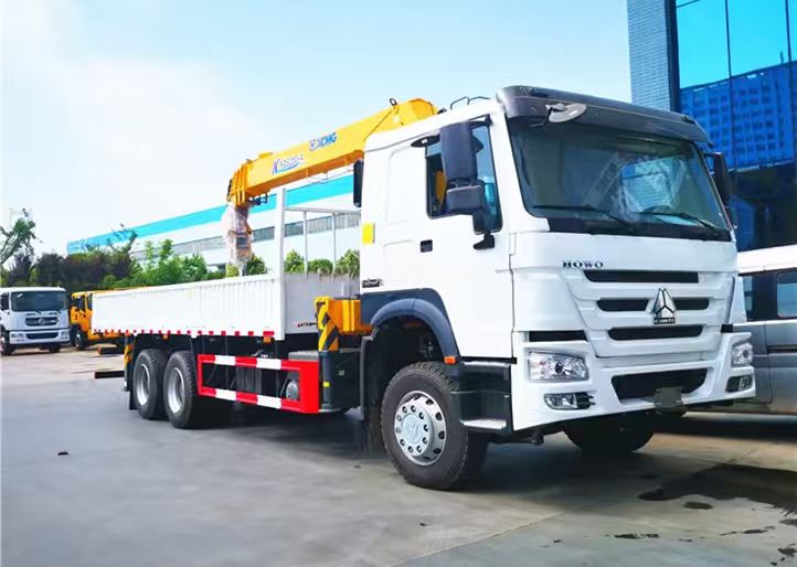SINOTRUK HOWO 64 Heavy Duty Cargo Truck with 371 Horsepower and 12 Ton XCMG Crane for Sale