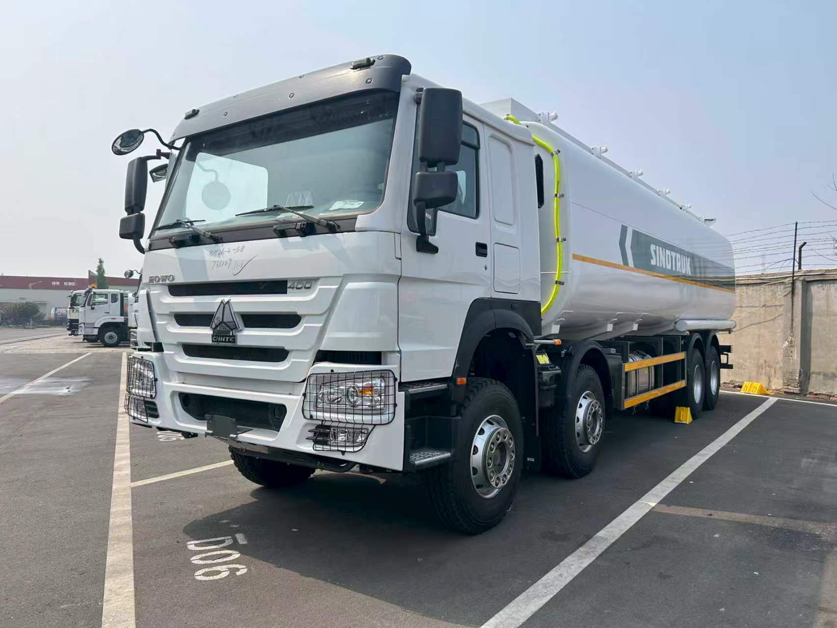 HOWO 8x4 Oil tank Truck 4-compartment Independent Equal-split Design, Equipped with a Model 80 Positive Displacement Flow Meter