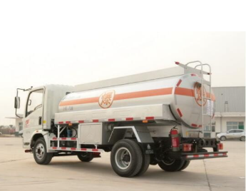 sinotruk howo 4x2 light refuel truck 3ton for sale small fuel truck