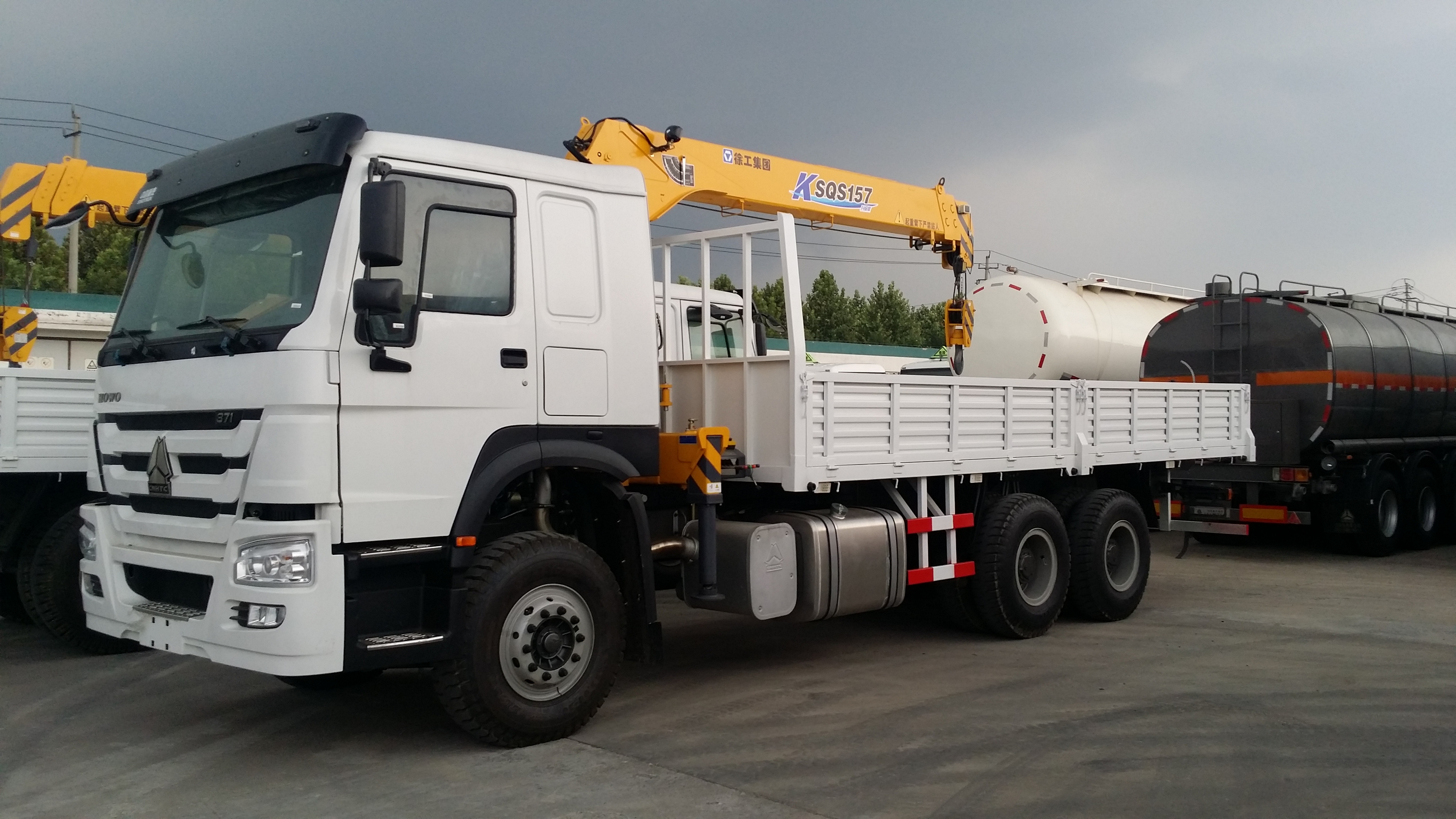 howo crane mounted truck  with 10 ton crane