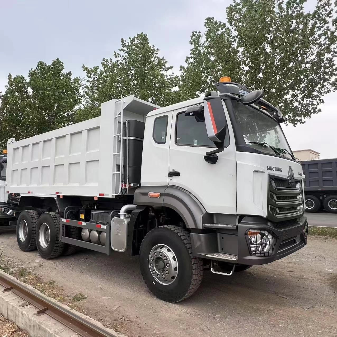 Brand New Sinotruk Howo Nx 371 380 400 Horsepower Bauxite Transport Heavy Duty Dump Truck
