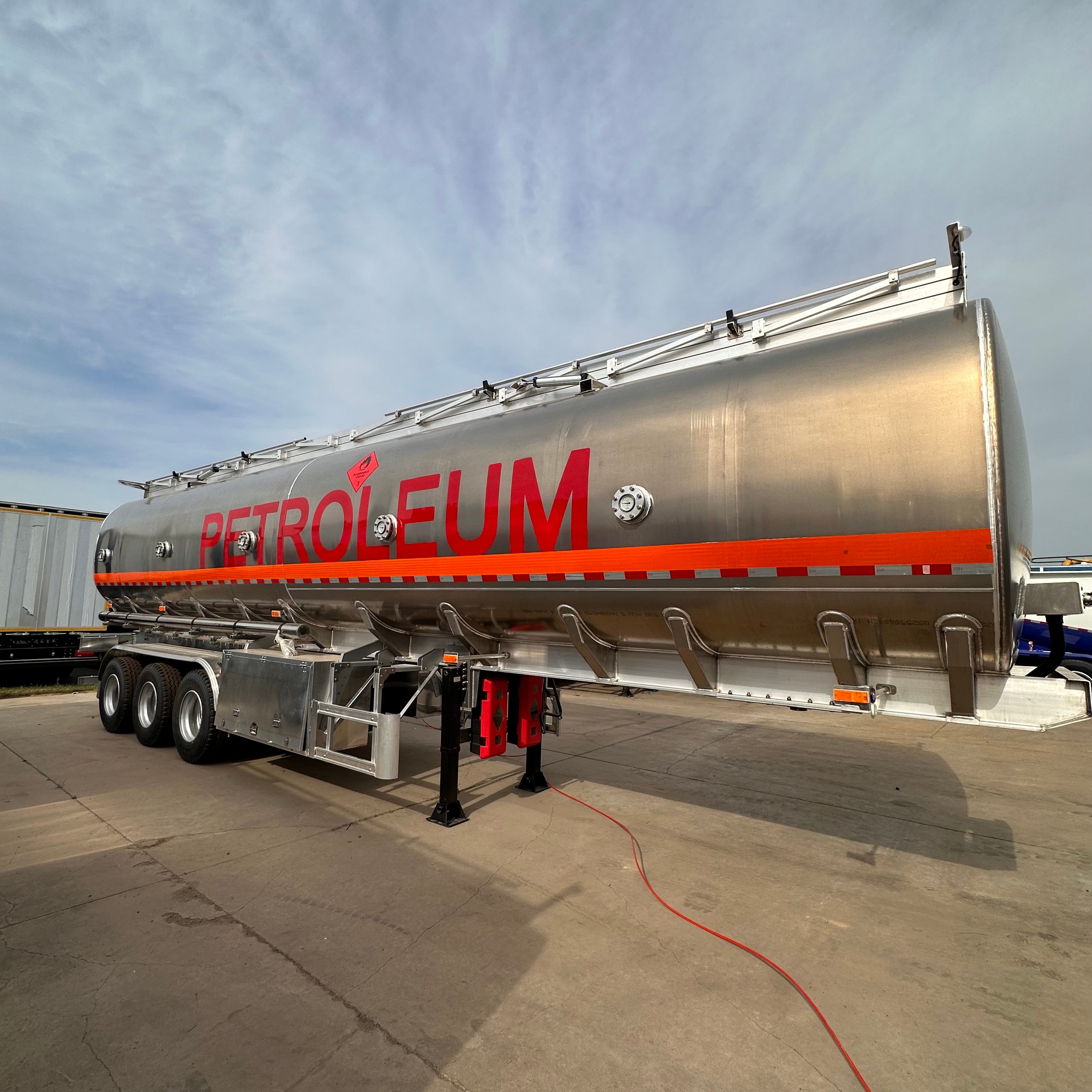 45000L aluminum alloy  oil tank semi trailer with 3 axles and air bag suspension