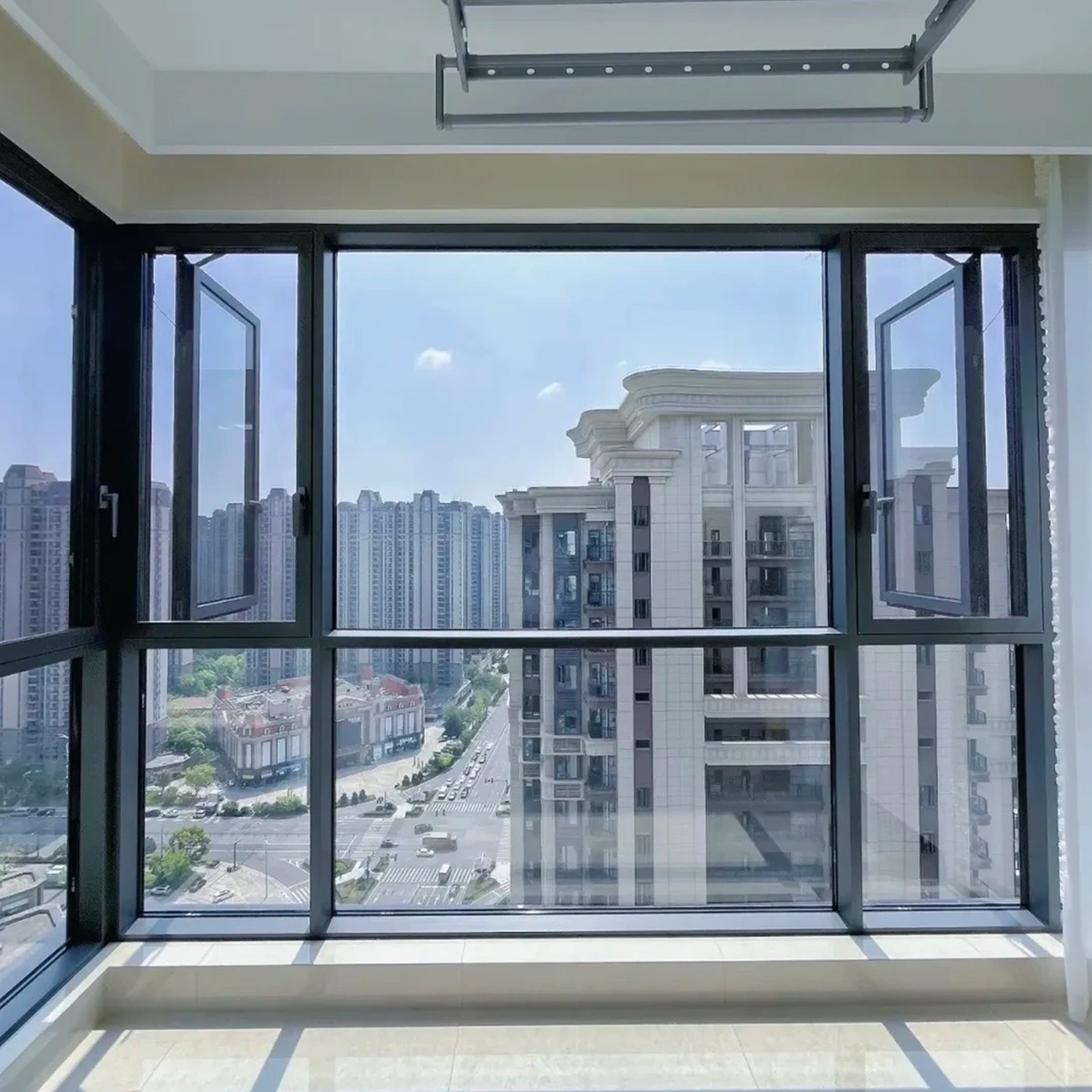 How Floor to Ceiling Windows Enhance Natural Light and Aesthetics