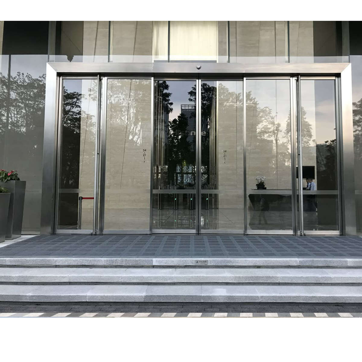 What Common Issues Do Businesses Face with Automatic Sliding Door Installation?
