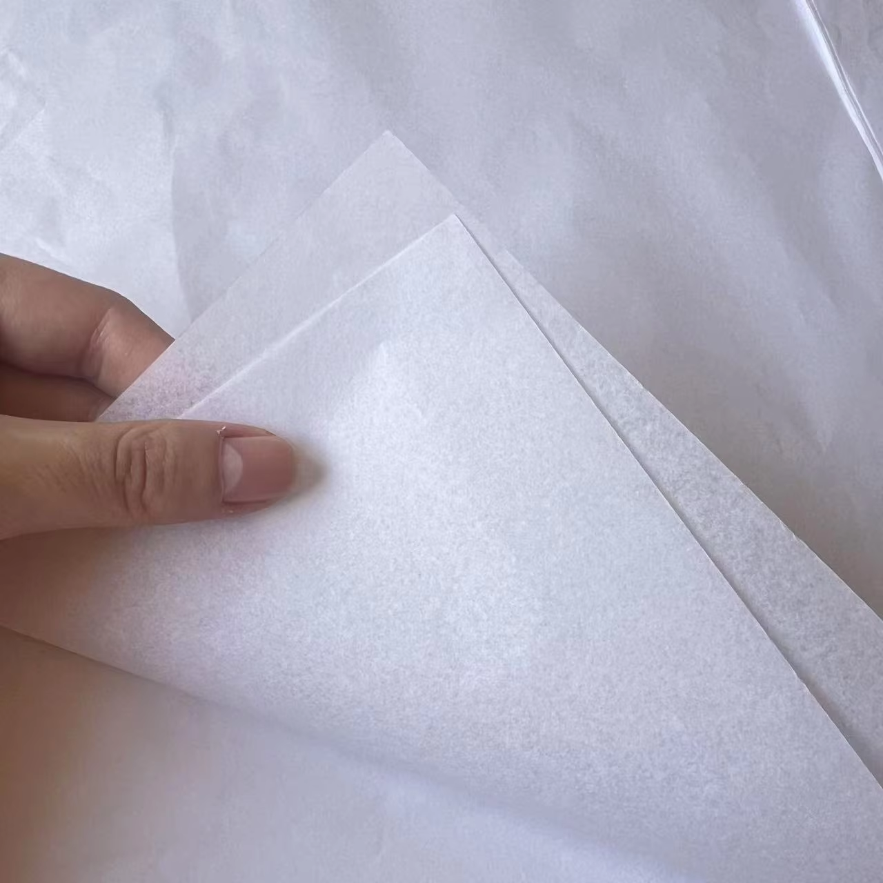 White Solid Colored Tissue Paper Sheets: Safe Wrapping for Fresh Apples