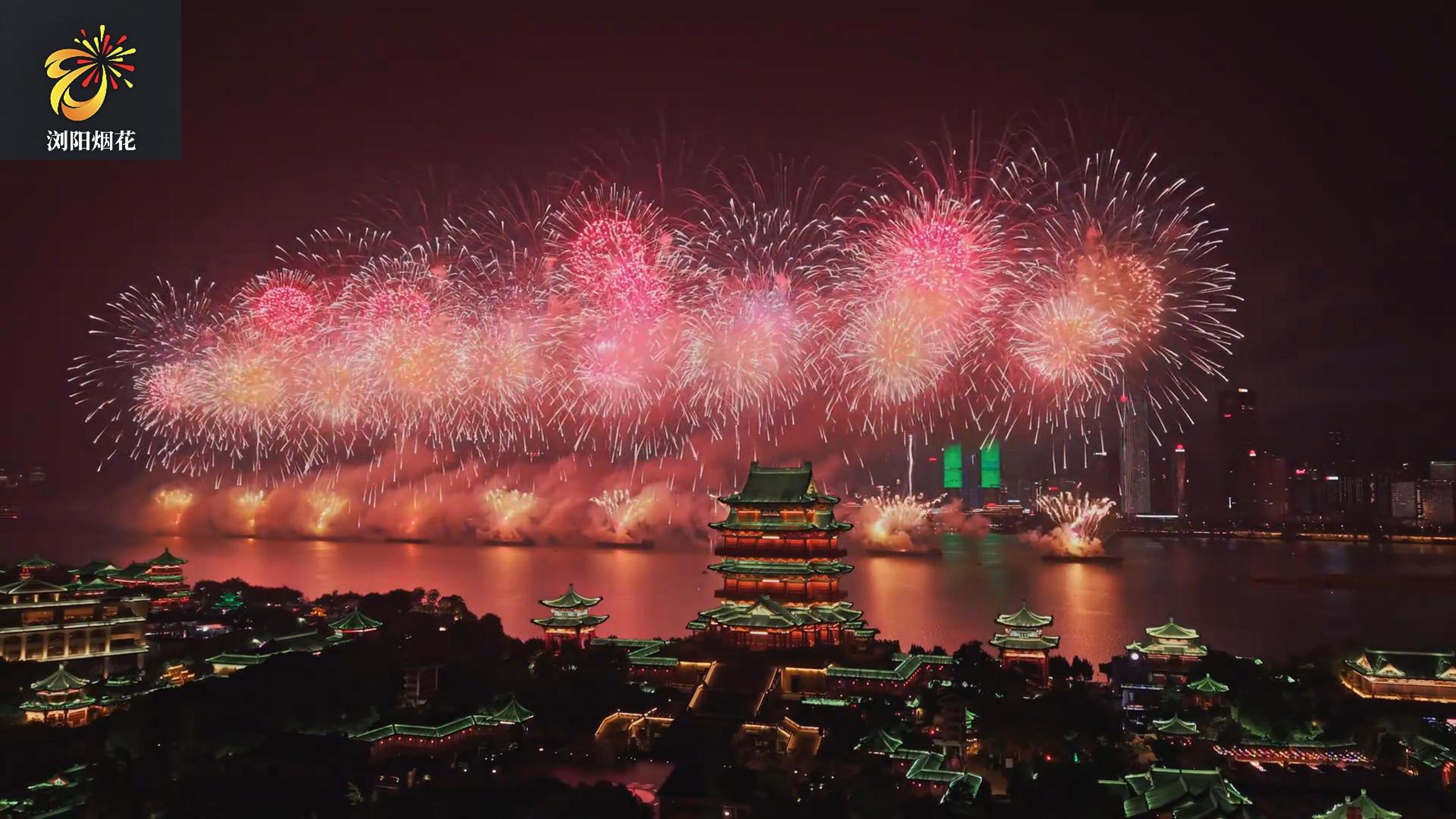 Nanchang's National Day Fireworks Spectacle Blazes Brilliantly: 45-Minute Extravaganza Celebrates the Motherland