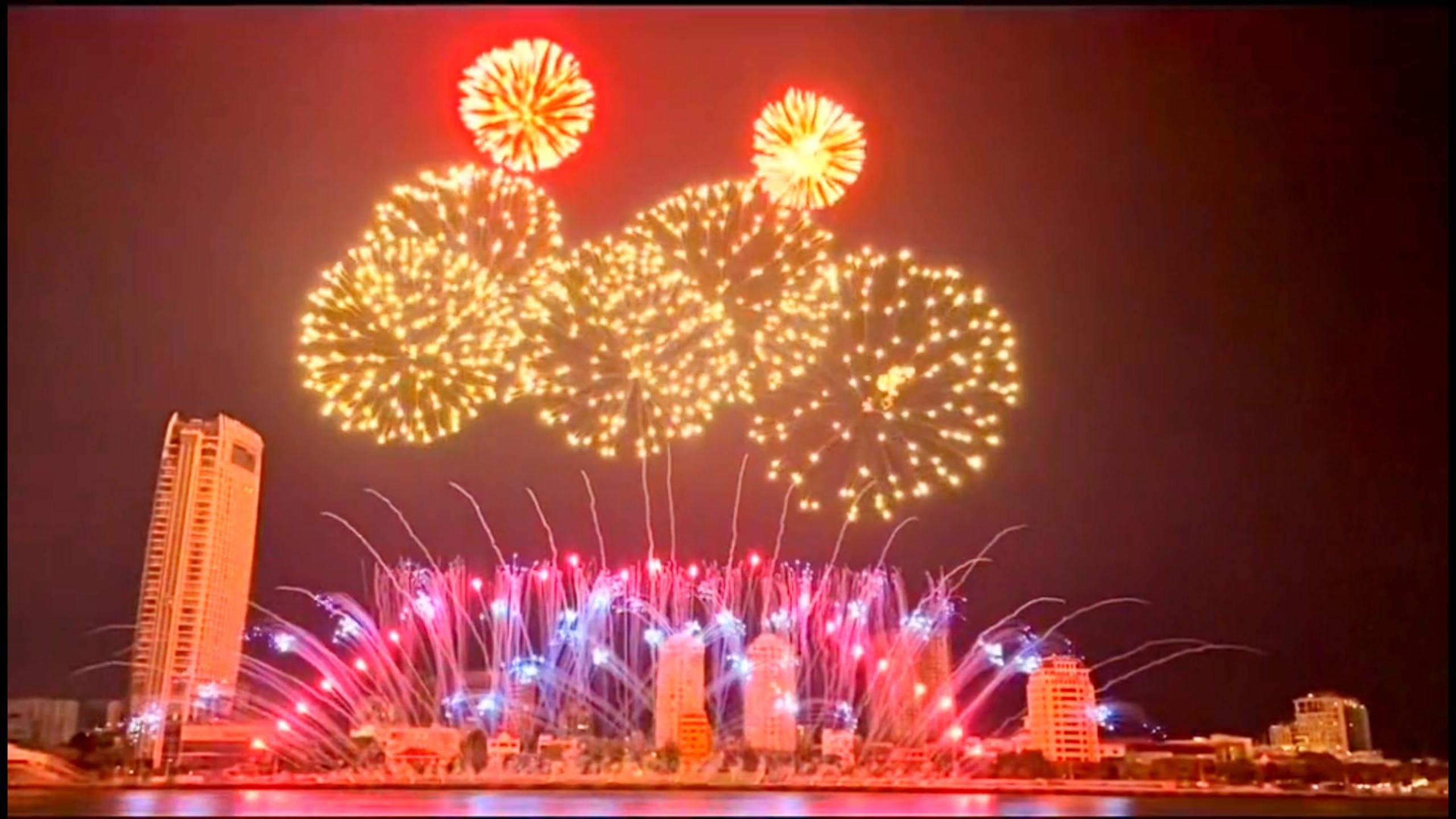 Espectacle de focs artificials de l'equip xinès al Festival Internacional de Focs Artificials de Danang al Vietnam
