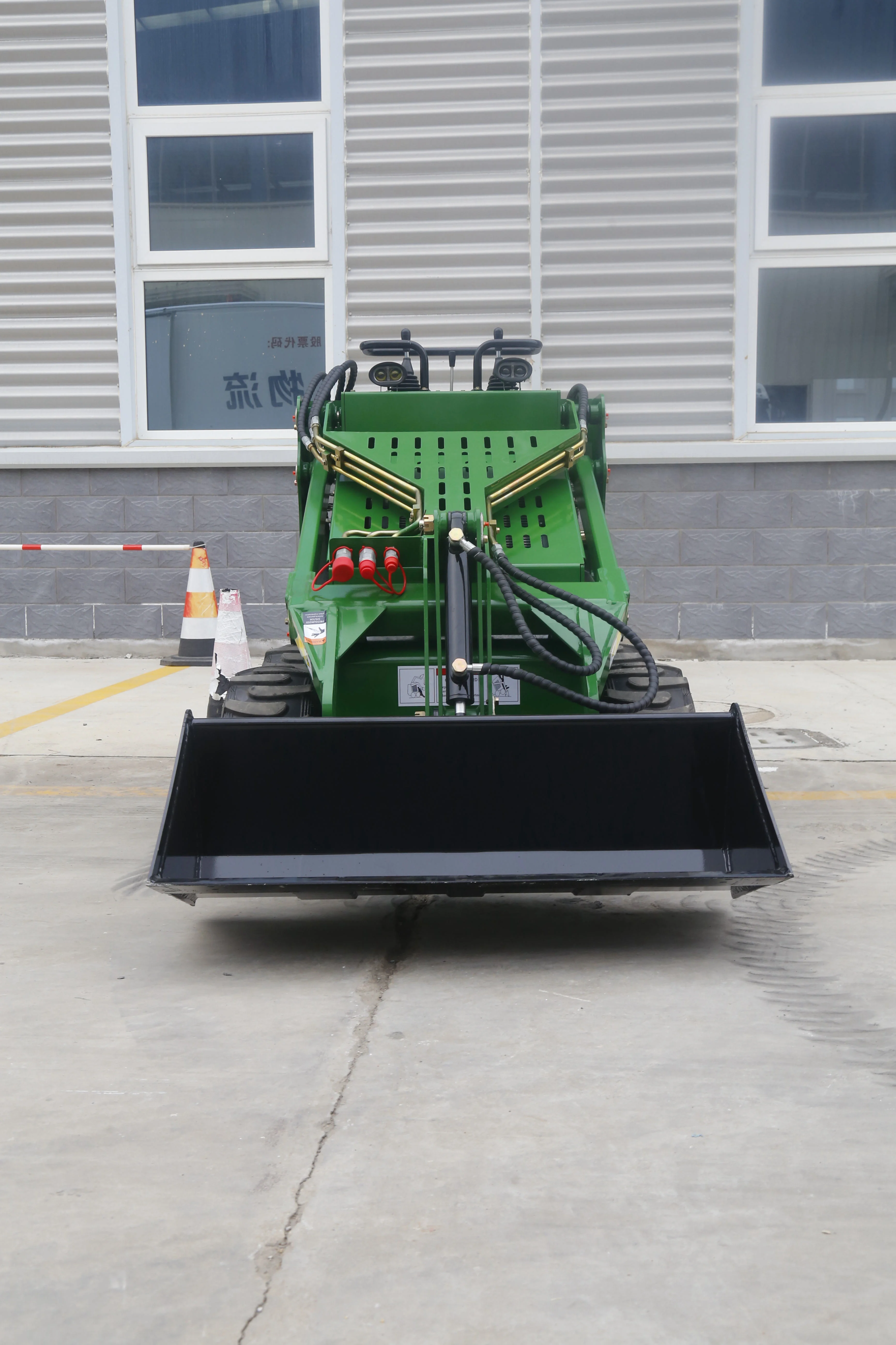 NM-330 Best Green Skid Steer Loaders Powerful 330 High-Efficiency and Versatile Turning in Place