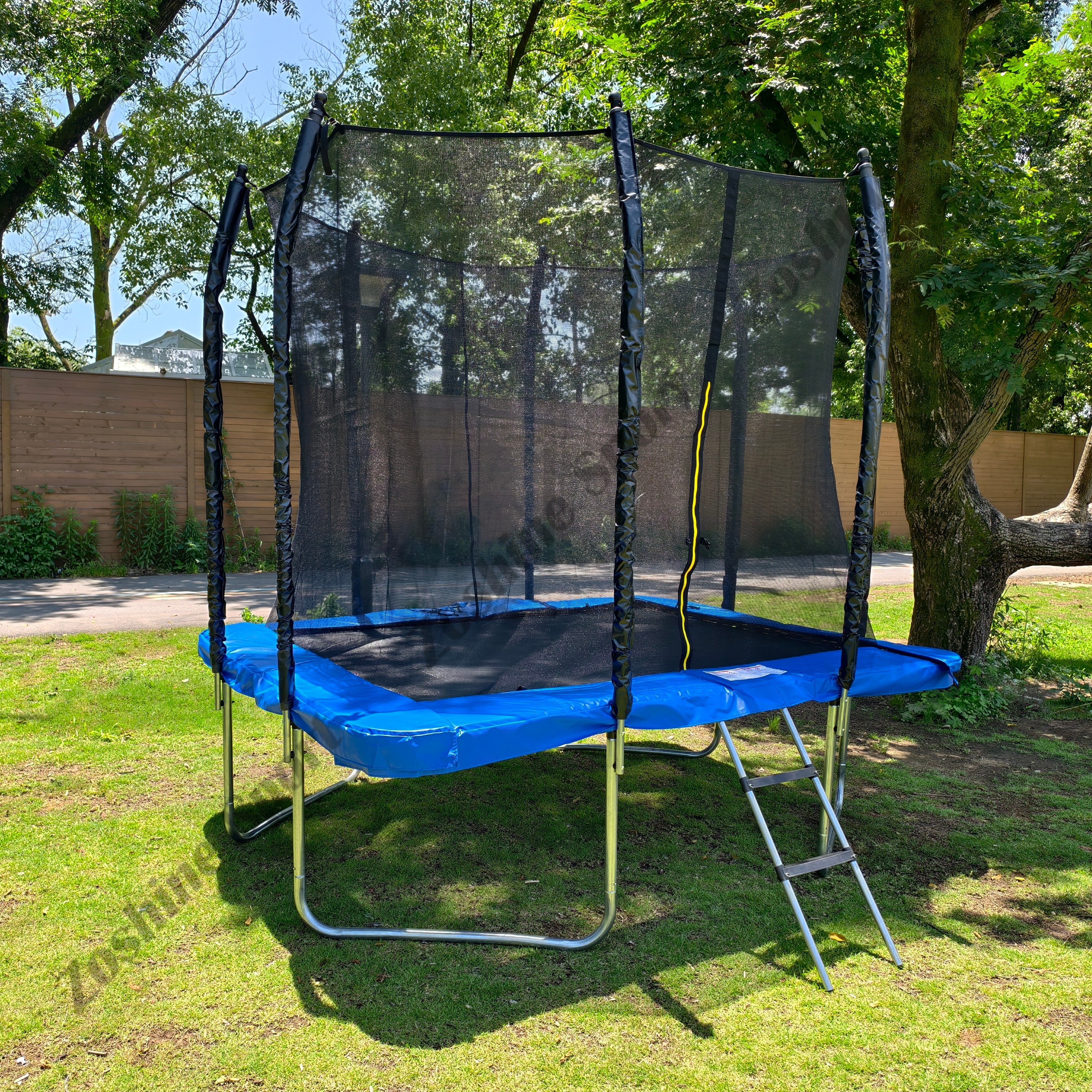 How Does the Enclosure Net Design of a Round Trampoline Enhance Safety for Active Jumpers?