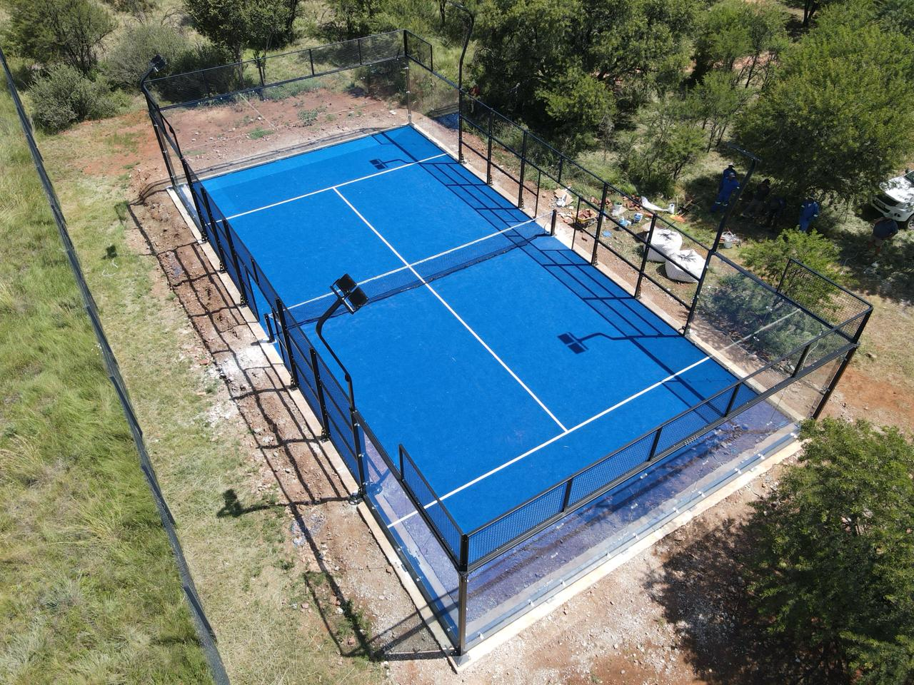 ما الفوائد المترتبة على استخدام مواد صديقة للبيئة في ملاعب البيدل؟