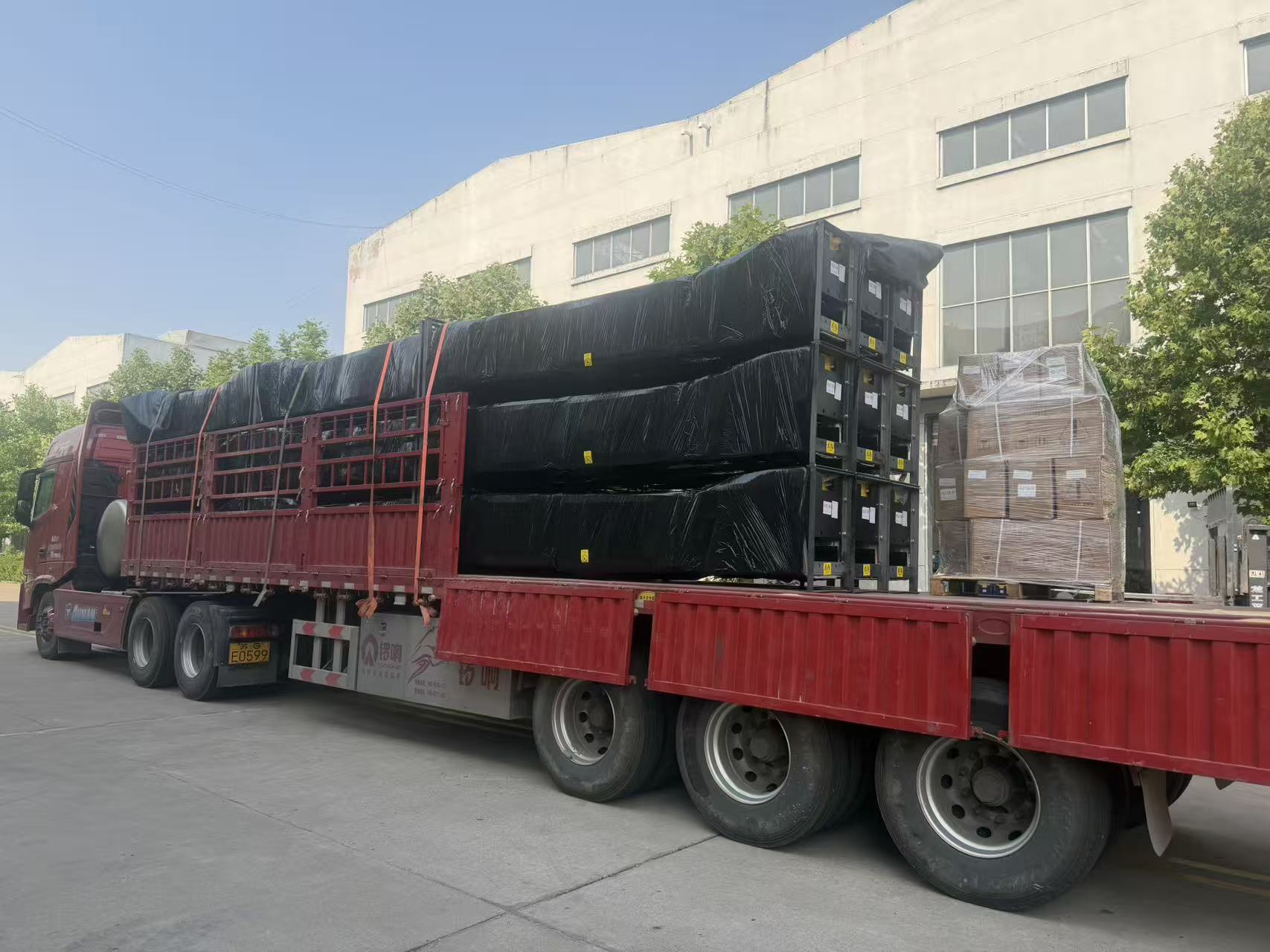 Peak Shipping Season: Mass Shipments of Garage Equipment Sent Worldwide Before Labor Day Holiday-1
