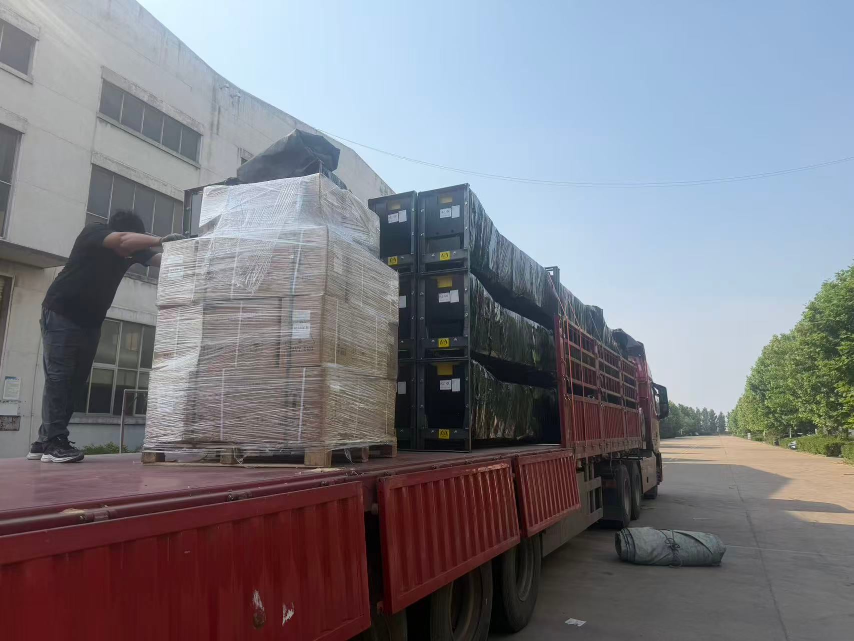 Peak Shipping Season: Mass Shipments of Garage Equipment Sent Worldwide Before Labor Day Holiday-2