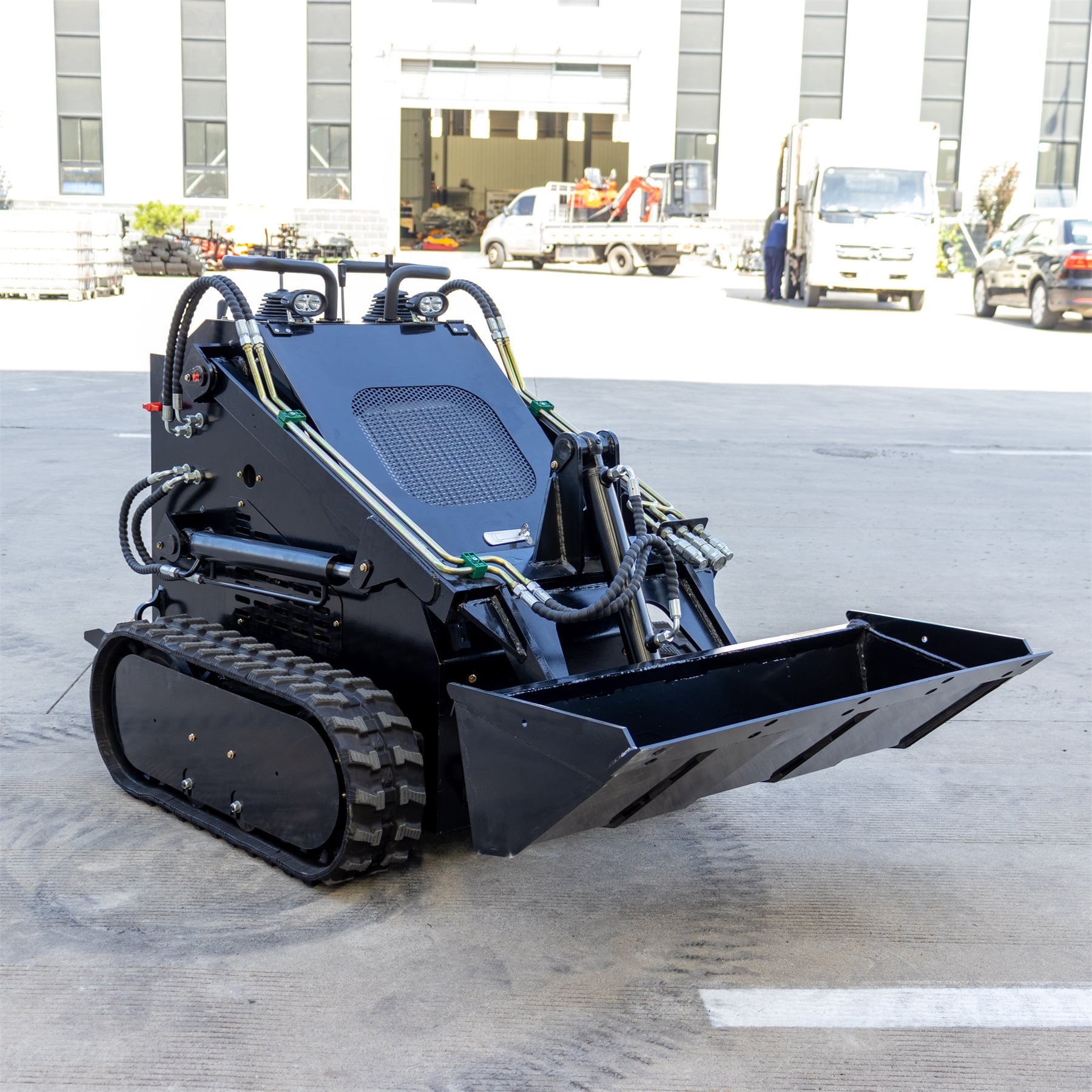 Cargador compacto oruga HT380 con capacidad de cuchara de 0,15 m³