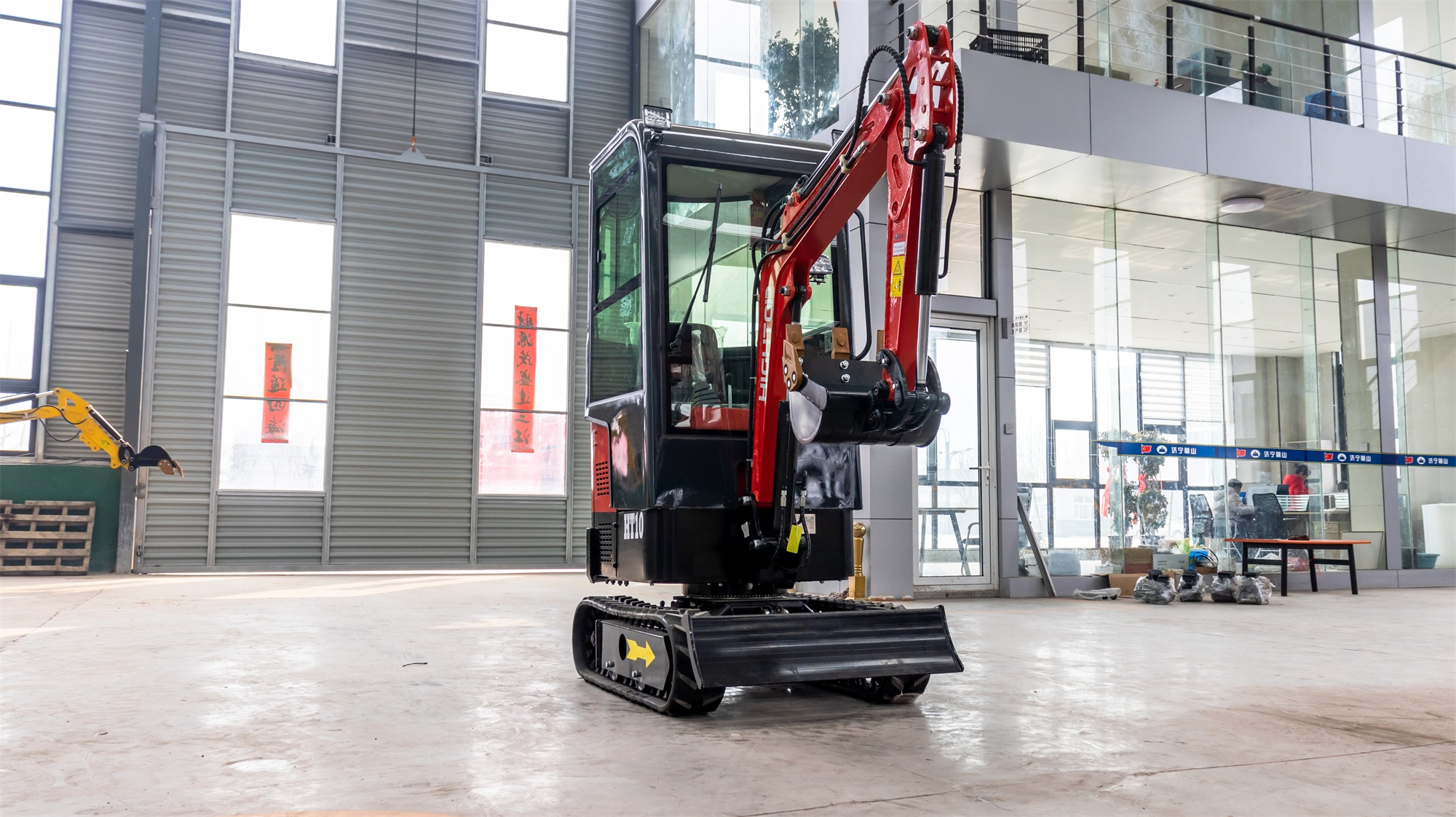 Excavatorul compact rezolvă problemele de construcție în spații înguste