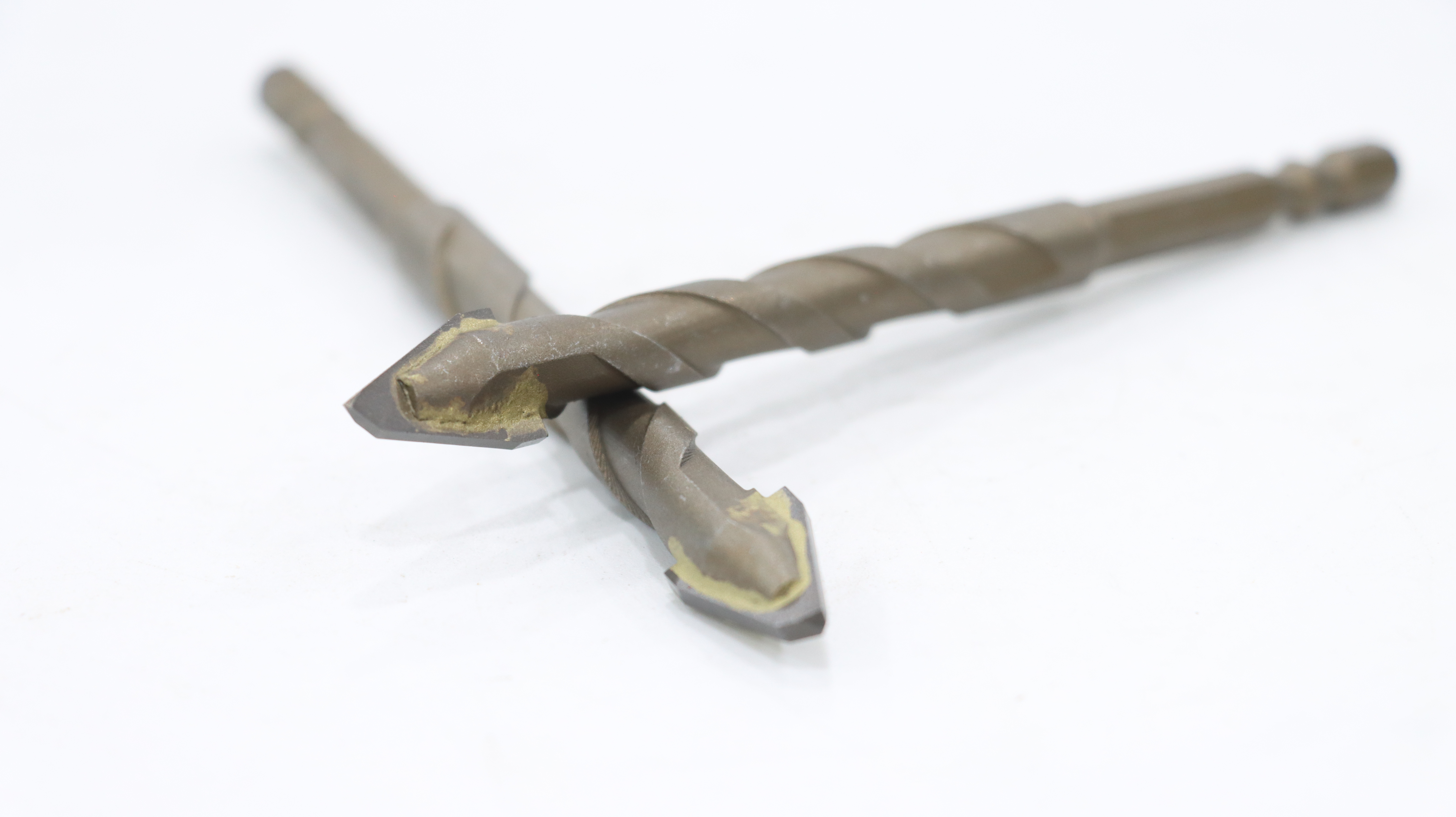 What are the Advantages of Using Carbide Tipped Hole Saws Over Regular Ones?