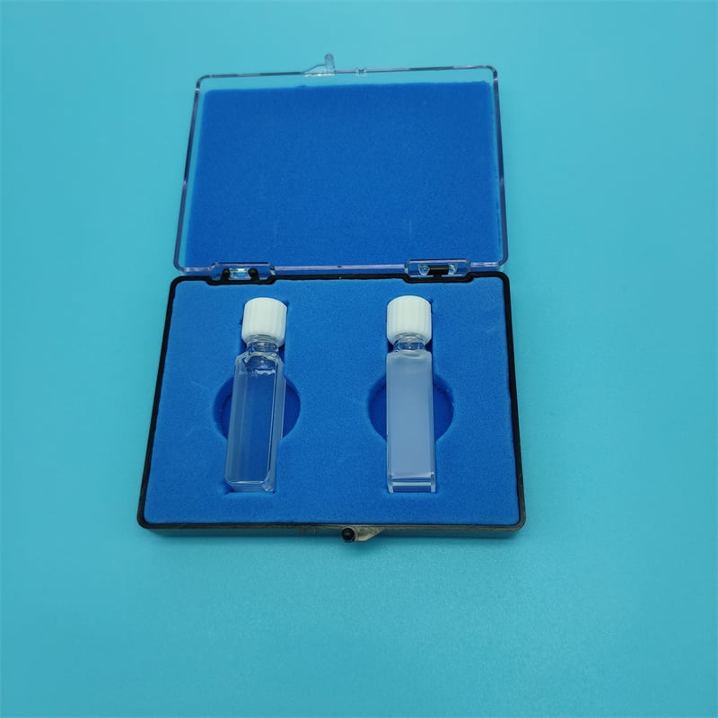 Rectangular Quartz Glass Cuvette with Screw Cap for Lab Test.