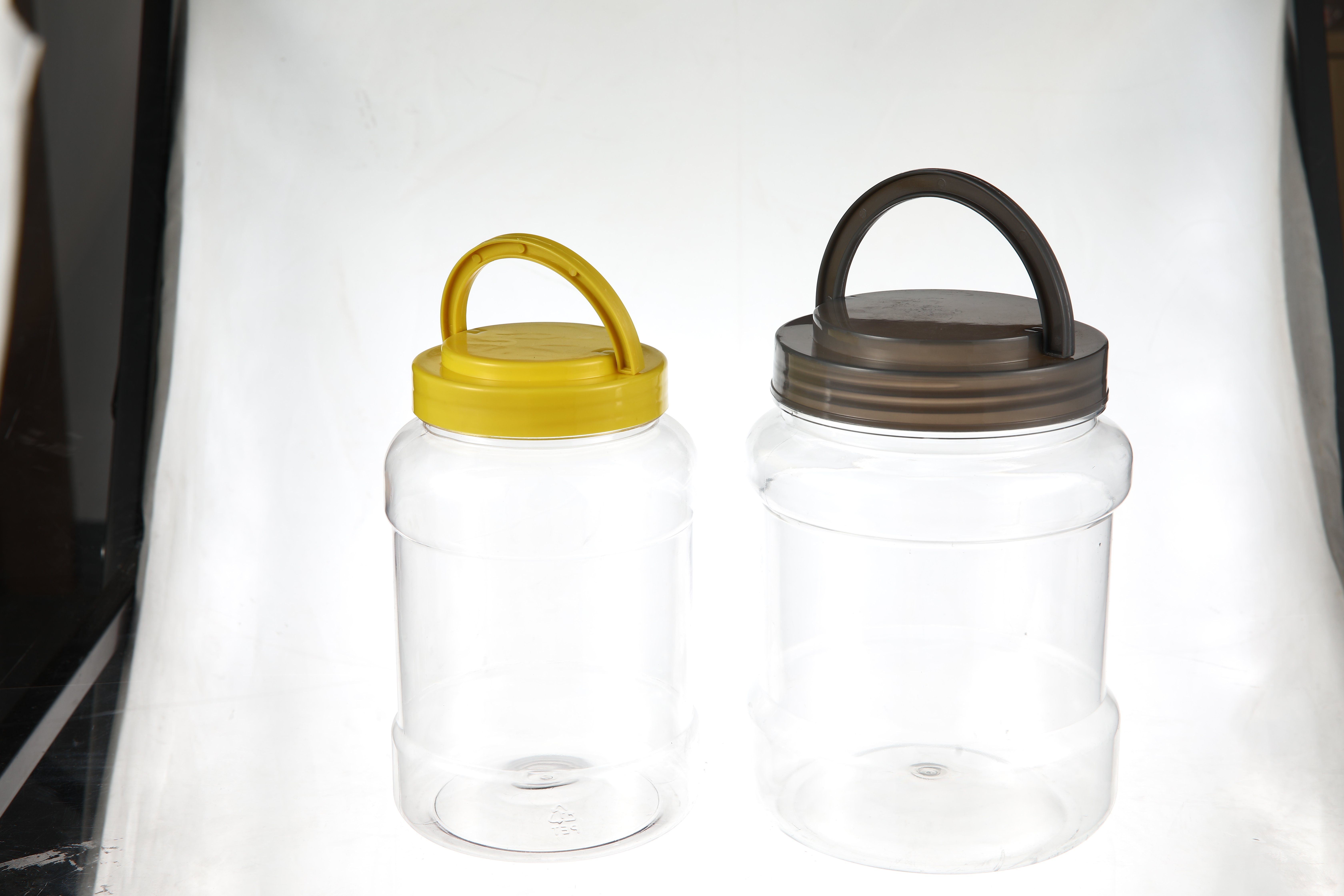 What Features Should Plastic Food Storage Jars Have to Ensure Safety and Freshness?