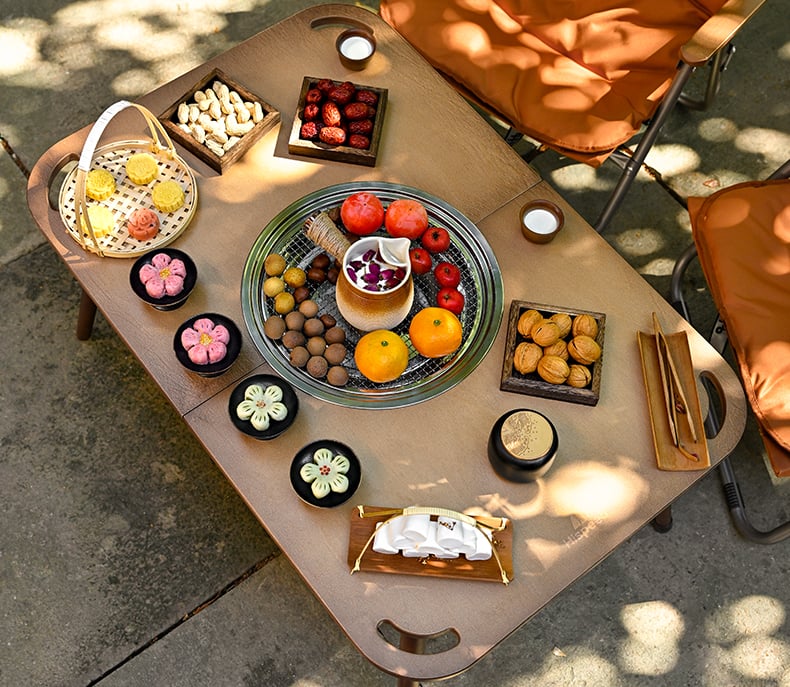 Wat Maak 'n Goeie Kampertafel vir Buiteluisterye?