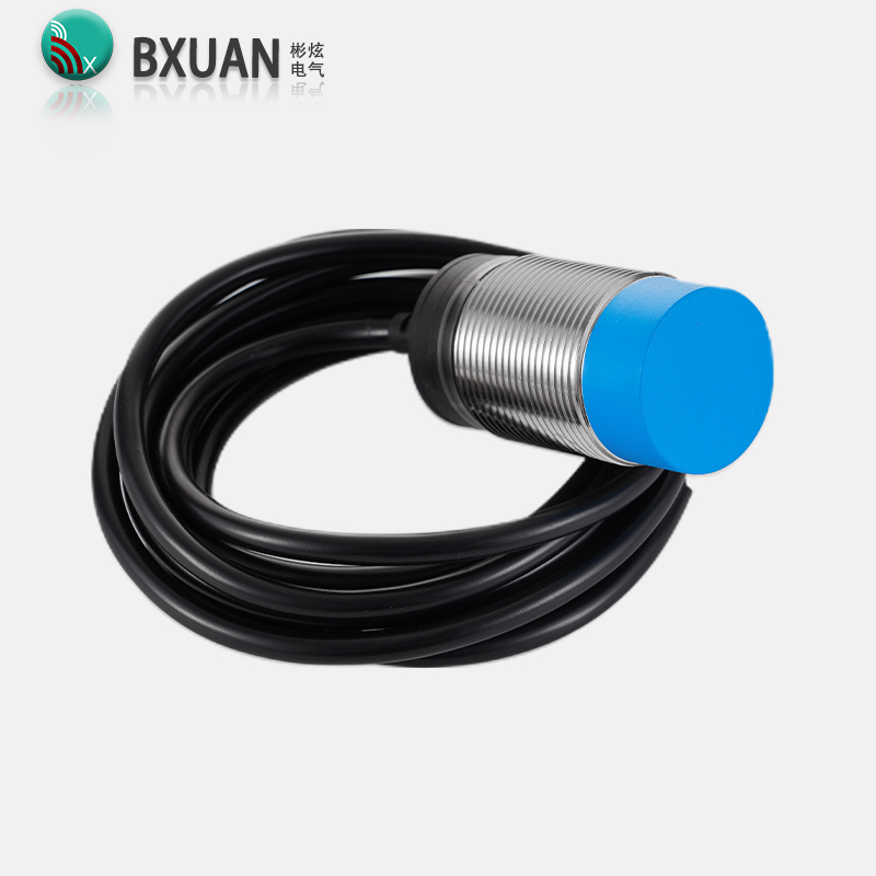 M30 Flatlega analog návistarfæri – 10 mm innbyggð rafmagnsríki, 0–10 V/4–20 mA, jafnstraum 10–30 V, CE