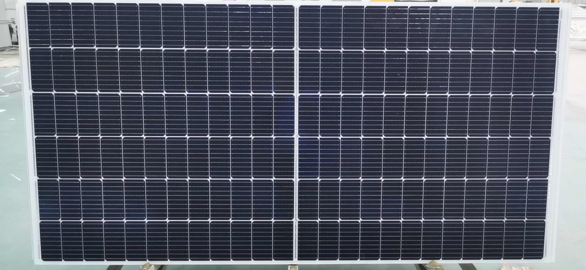 How to choose a bifacial double glass solar panel for sandy terrain?