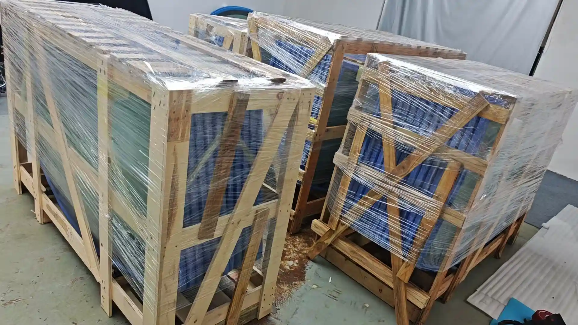 Protective export packaging for luxury car replacement glass.webp