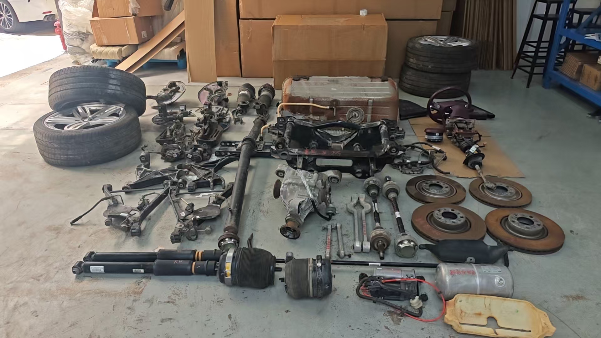 Luxury car OEM used parts warehouse for Bentley Mulsanne.jpg