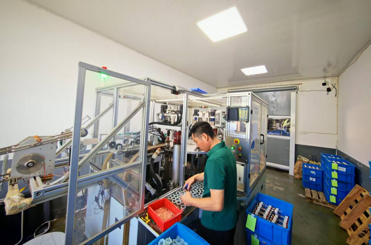 Come fa un piccolo interruttore a solenoide ad attivare il