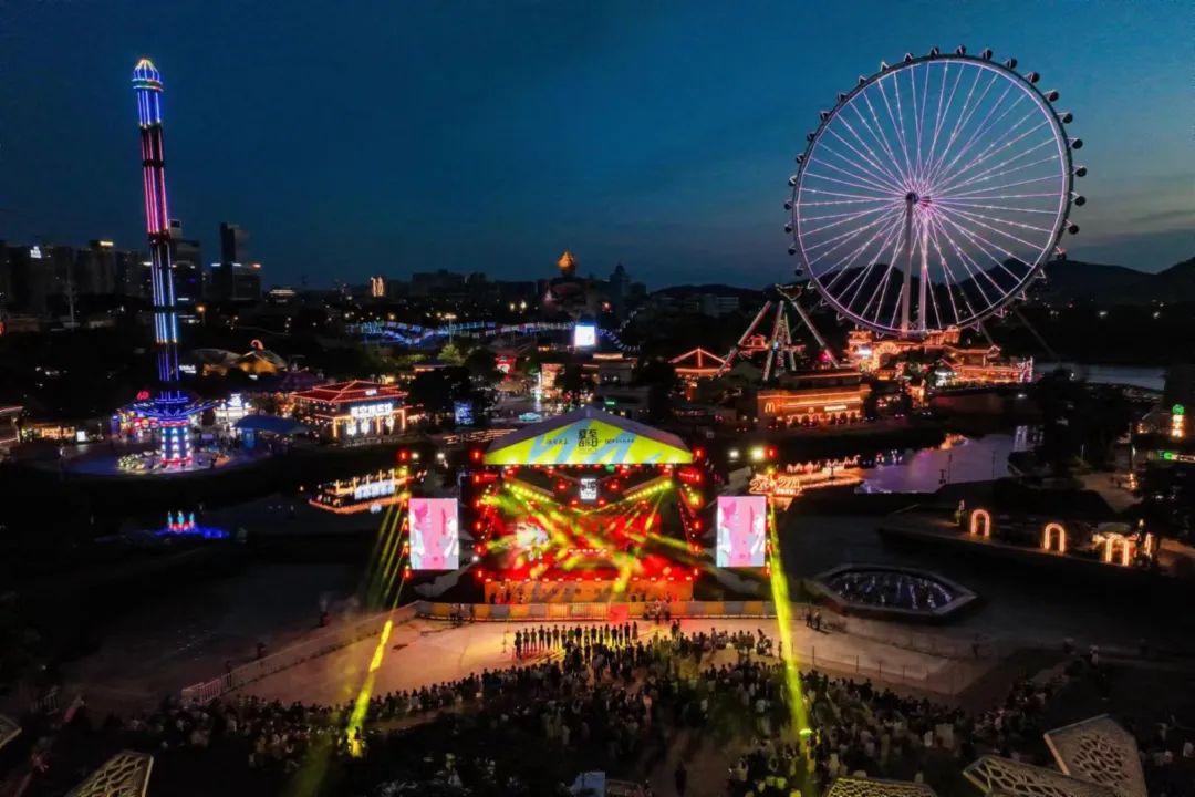 Unge mennesker som musikfestivaler, der tilbyder RFID armbånd