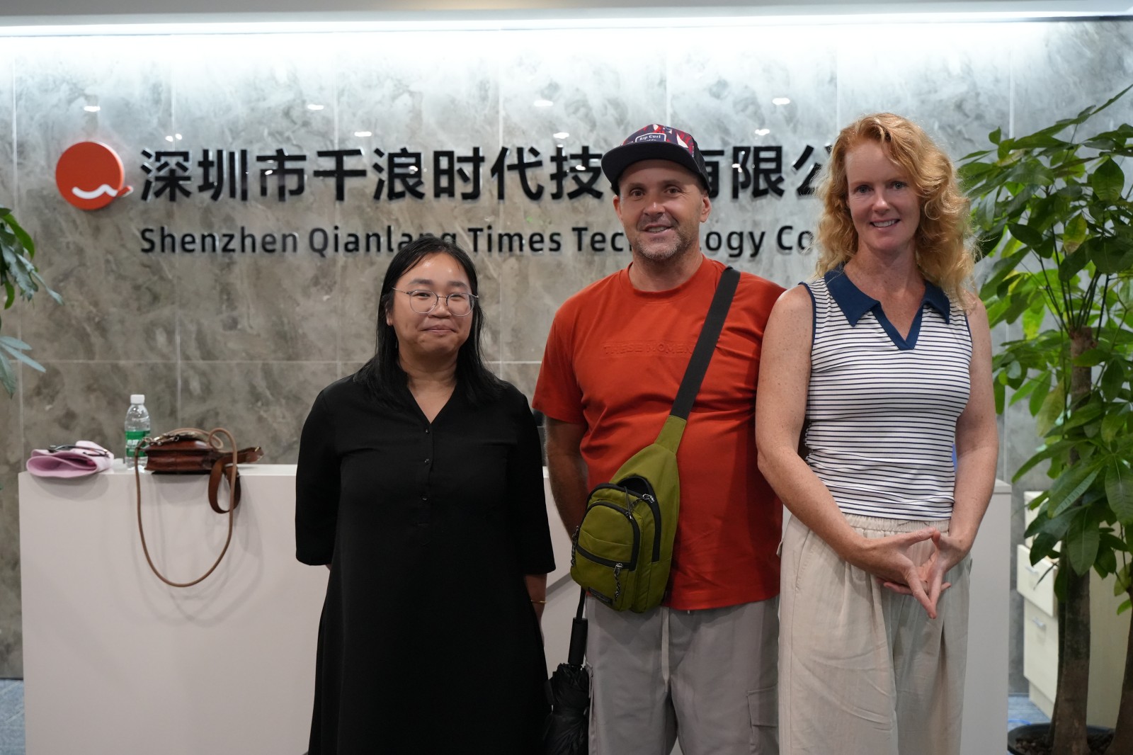 Australian client Bill Burtchett visits Qianlang Era factory)