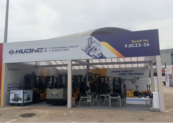 Huahe Forklifts Amaze the 139th Canton Fair: With Over 20 New Energy Forklifts and a 1.5-ton Lithium Battery New Product, They Expand into the Global Market