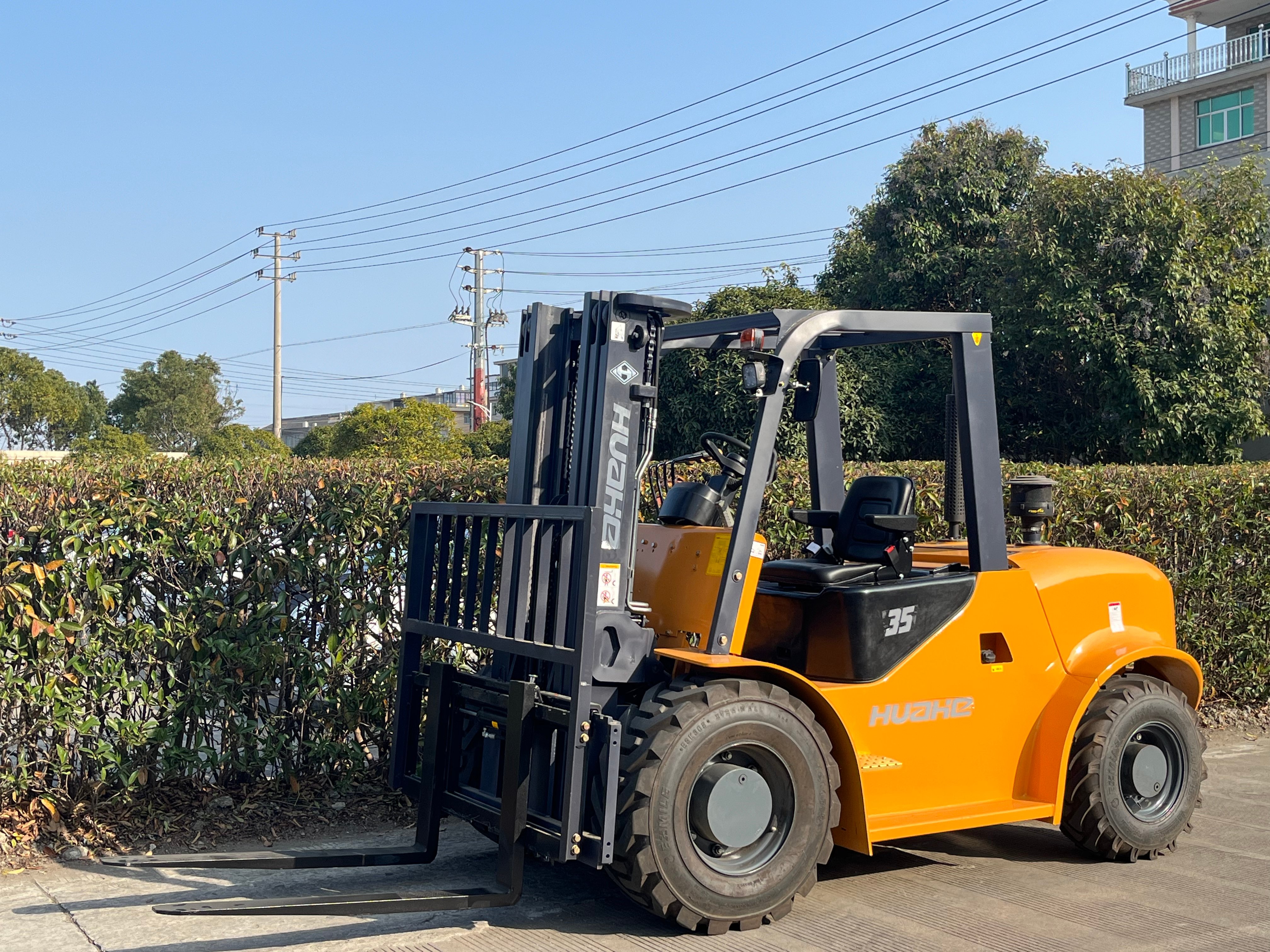 Huahe Unveils Next-Gen 3.0-3.5 Ton 4WD Rough Terrain Forklift for Global Markets