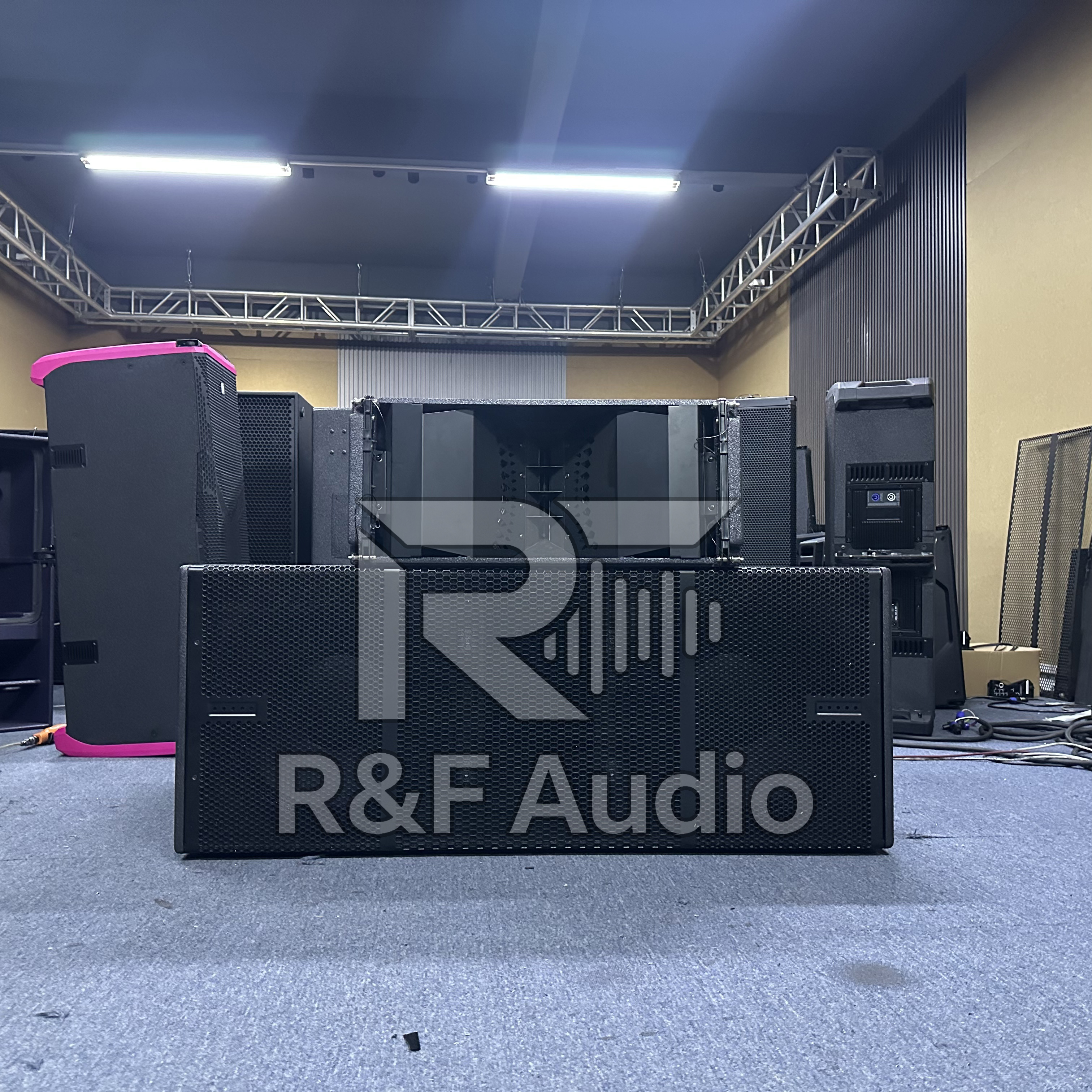 Diseño acústico revolucionario y tecnología de distribución de sonido
