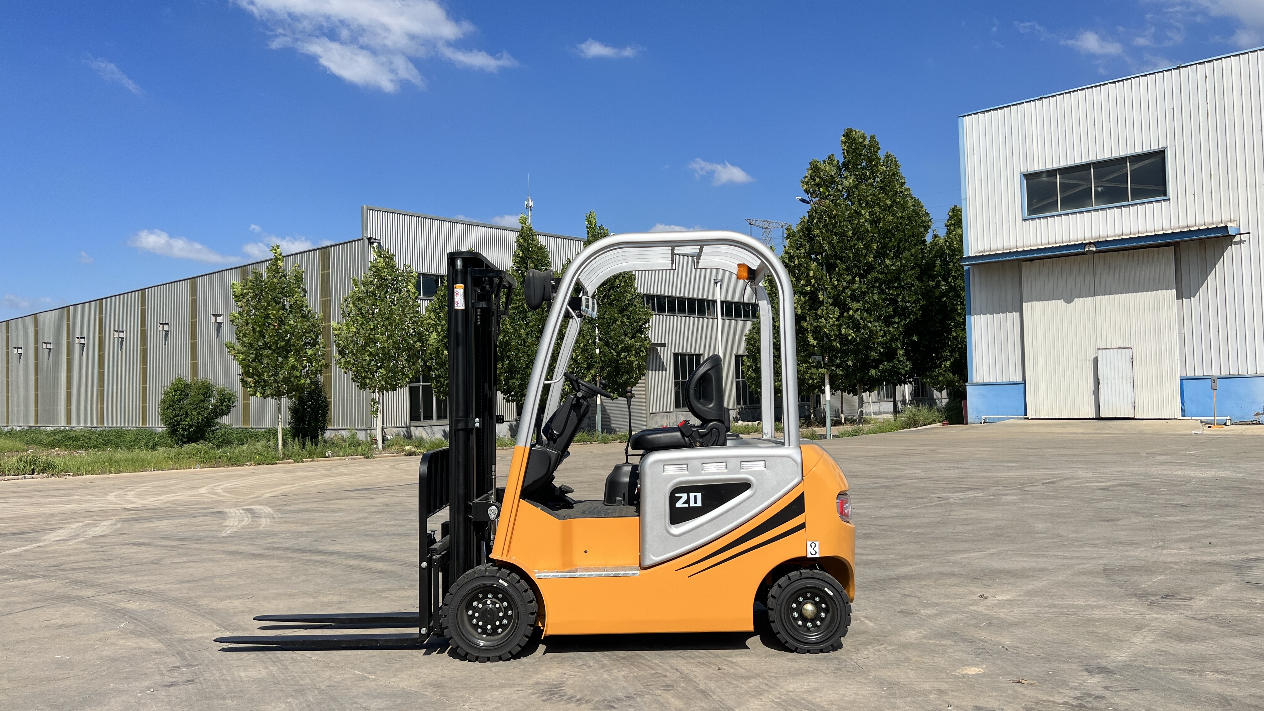 Il-Forklift Kompatt Estremu għall-Bżonnijiet Tiegħek fl-Ibbażi