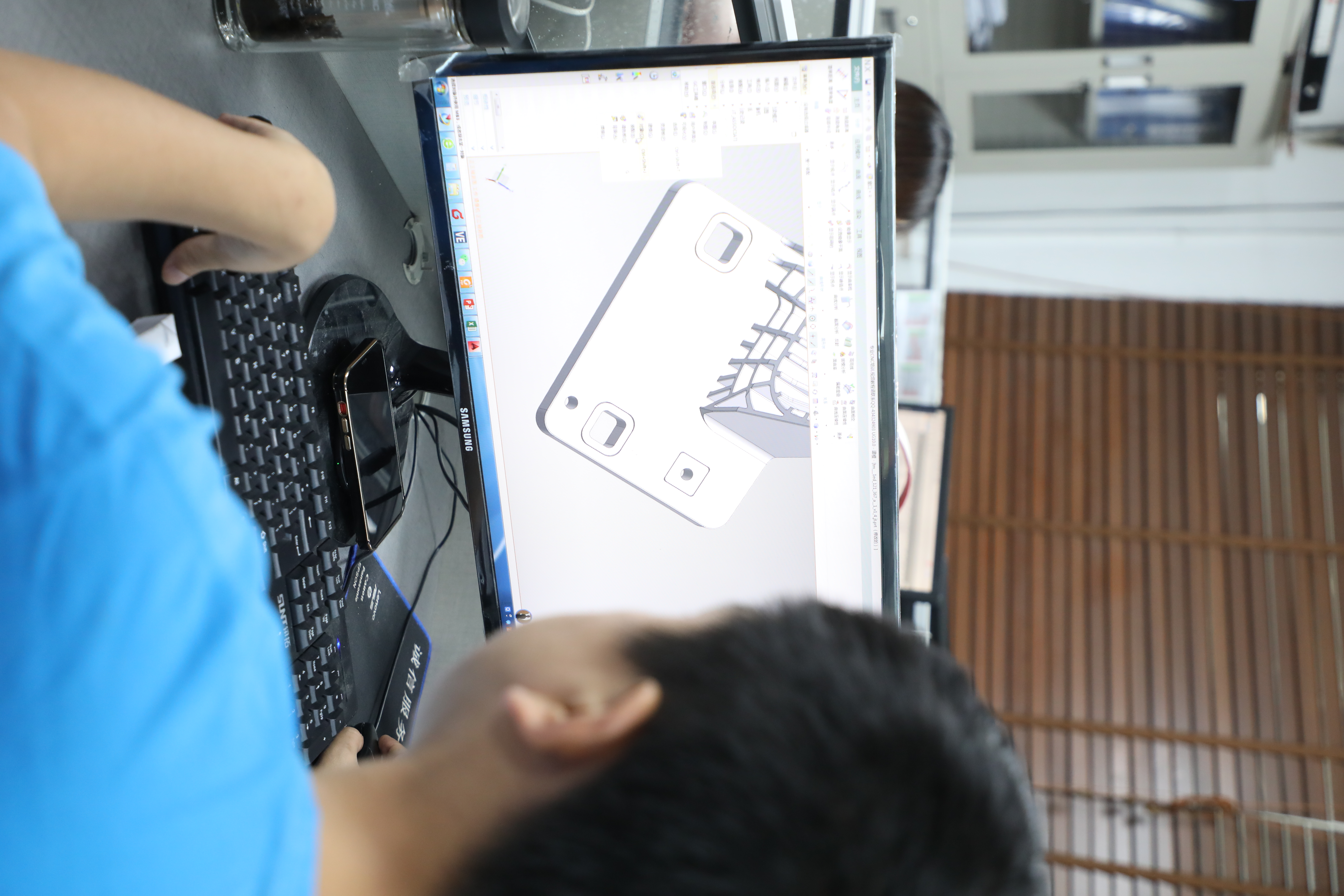 Shaoyi's engineers are calculating the product prices.