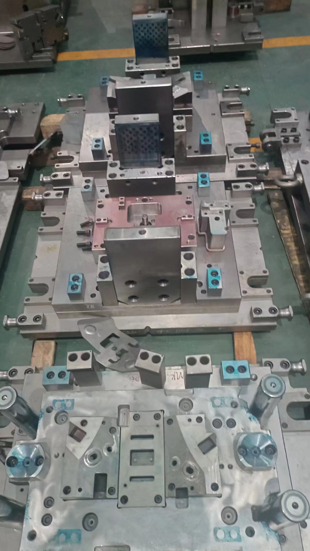 Création de Pièces Automobiles Durables et Fiables avec la Technologie de Moulage