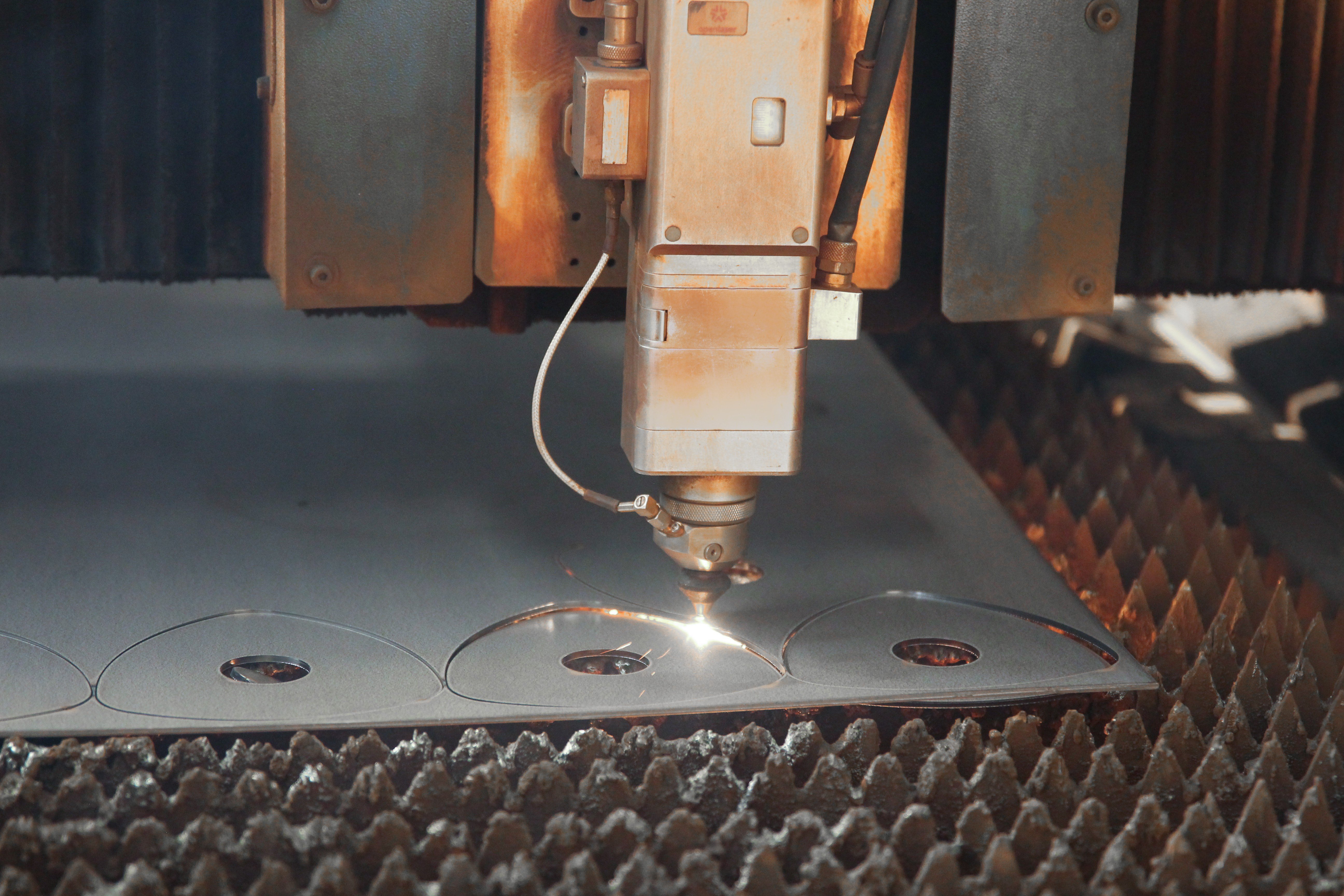 power tool method for long straight sheet metal cuts with full support