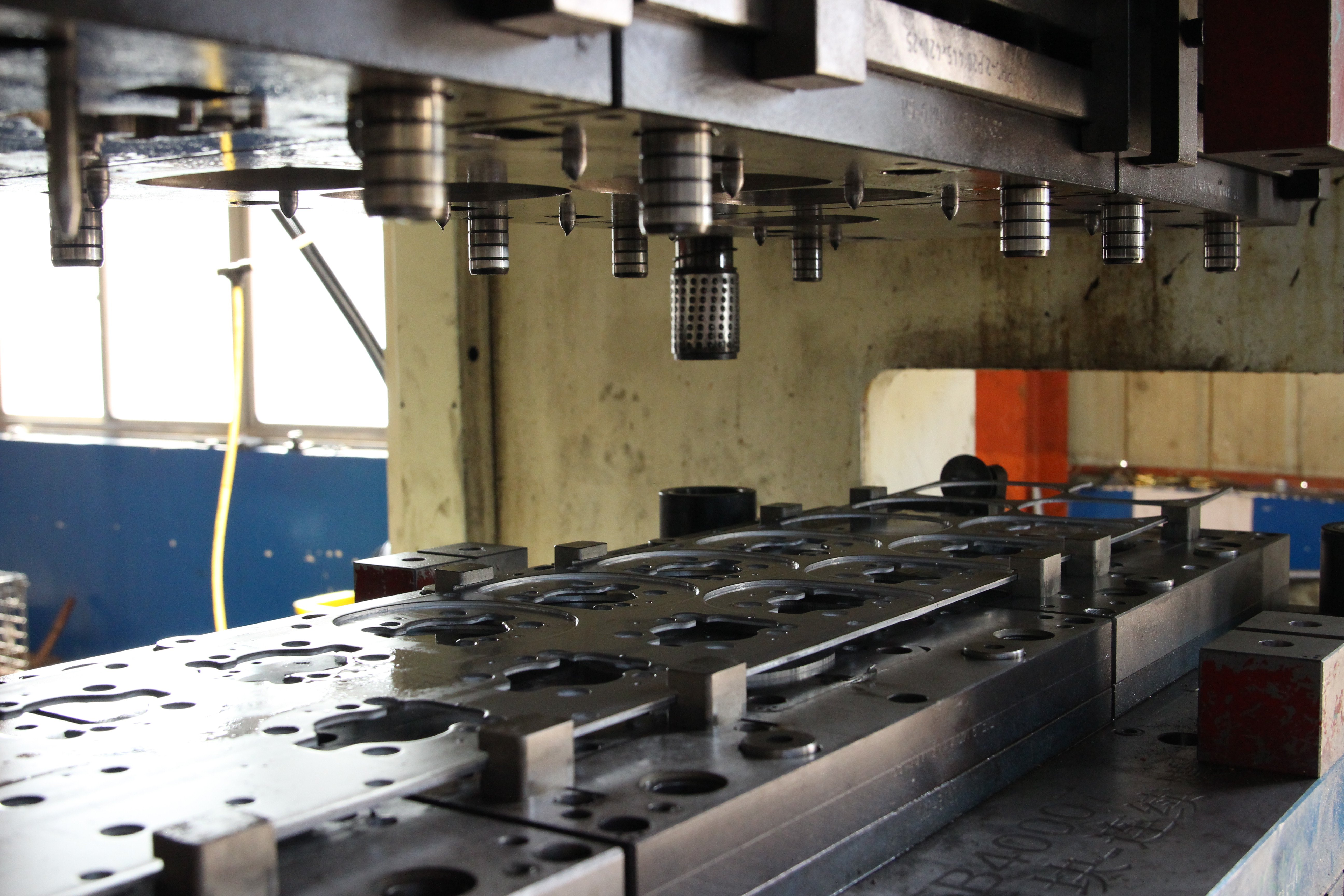 cae simulation software predicting material flow and stress distribution in stamping die design