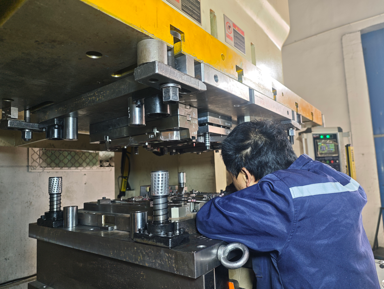 Comparison of simple vs progressive stamping dies illustrating complexity and investment differences