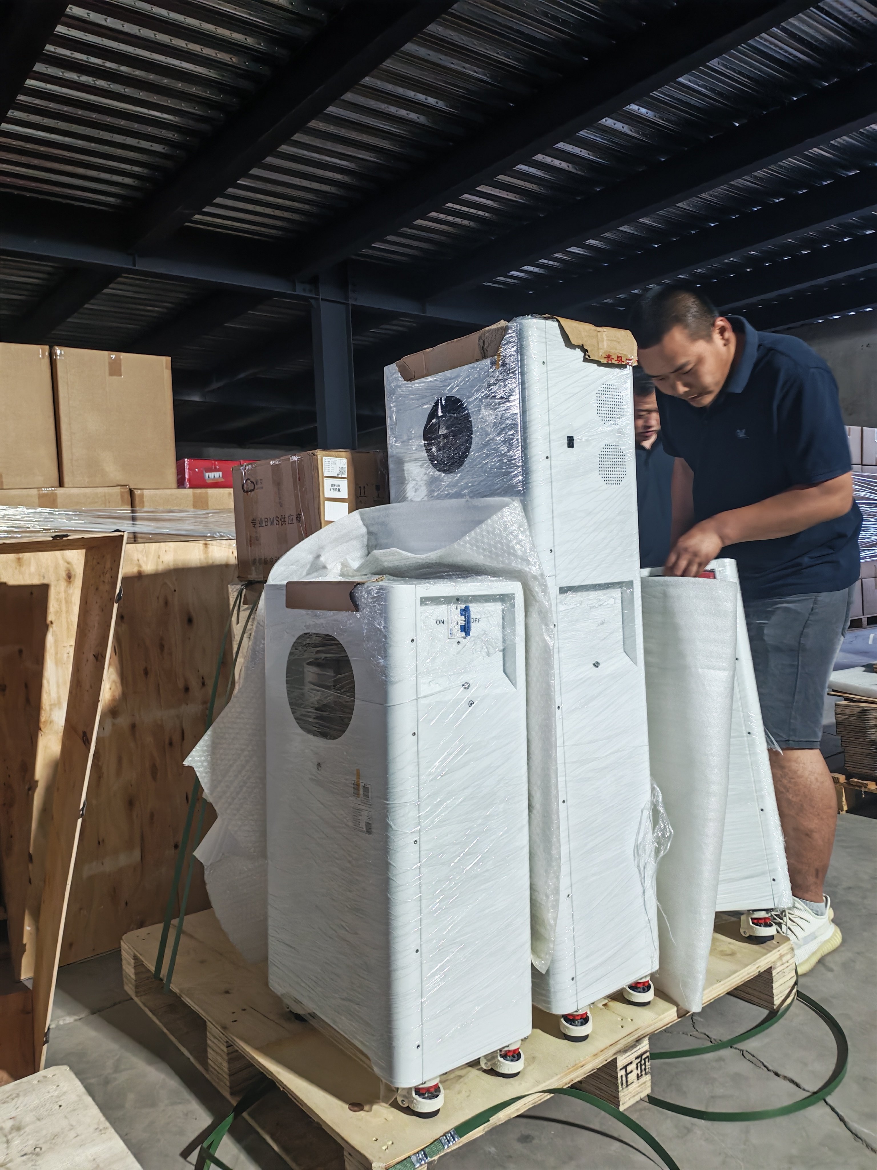 News: Pakistan Client Visits Our Factory to Inspect All-in-One Energy Storage Systems