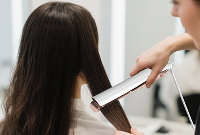 新登場のプロフェッショナル・サロングレード製品：究極の滑らかさを実現するOumibeautiesセラミックコーティングストレートアイロン
