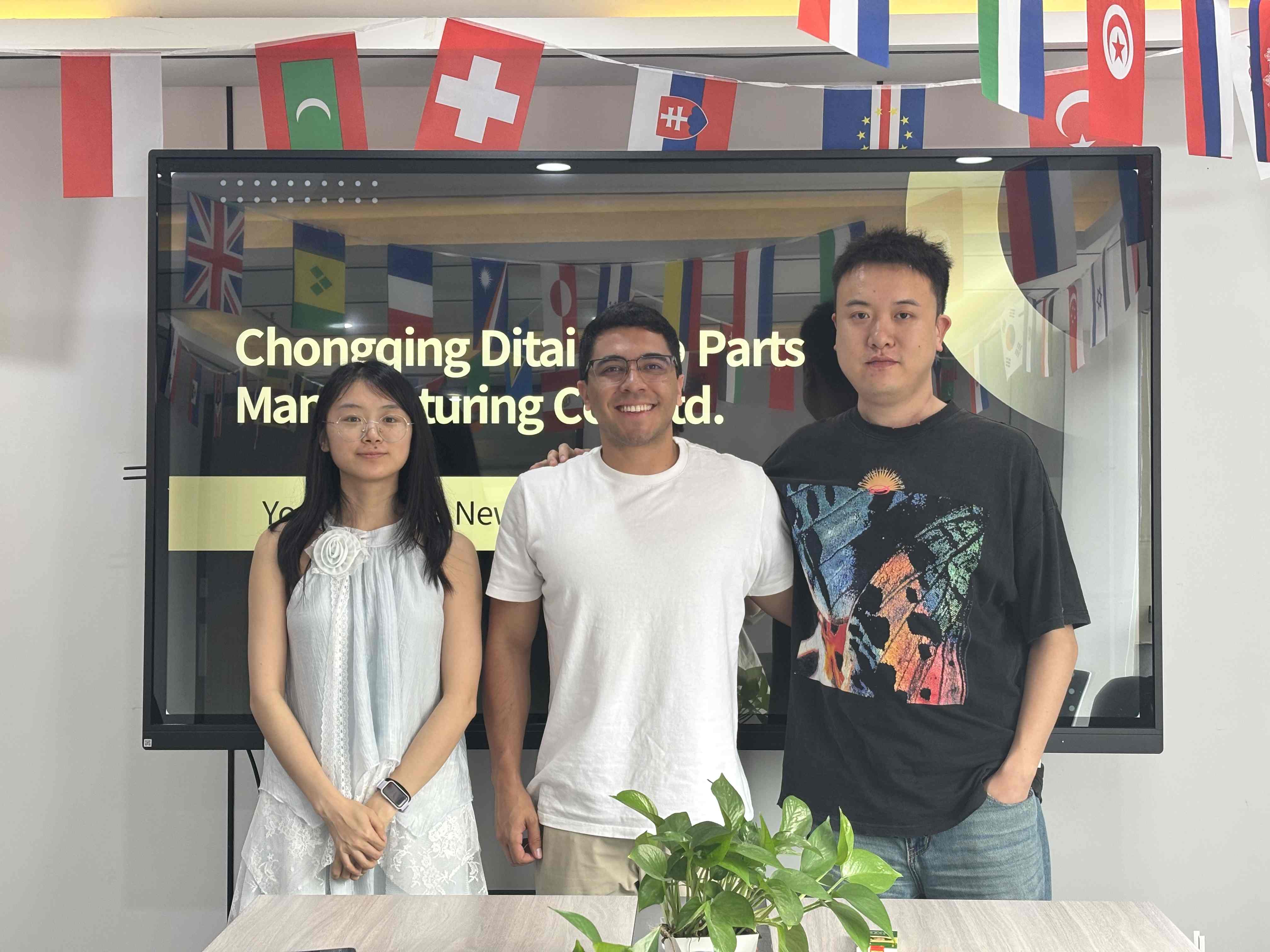 Ang Colombianong Wholeasaler ng Bahagi ng Saserro, si G. Daniel, ay Bumisita sa Chongqing Shiwei Technology, at Ang Order na 20ft na Container ay Nakatakda nang Lumakbay