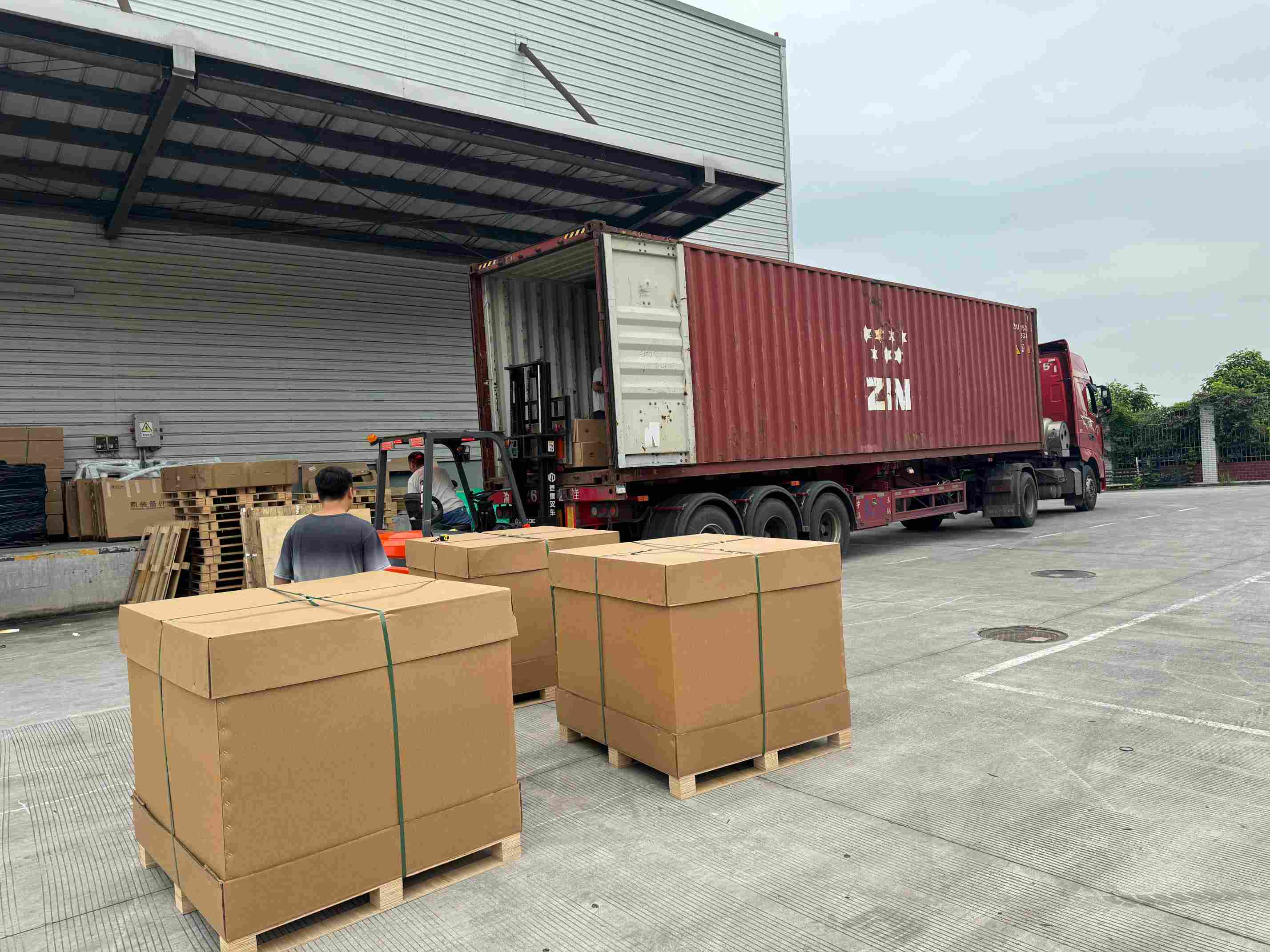Nakapaloob sa Pasadyang Pakete ang 40-piye na Konteyner na Papadpad sa Europa! Nakumpleto na ng Chongqing Shiwei Technology ang Pagpapadala ng mga Bahagi ng Sasakyan ng BYD, Chery, at Geely