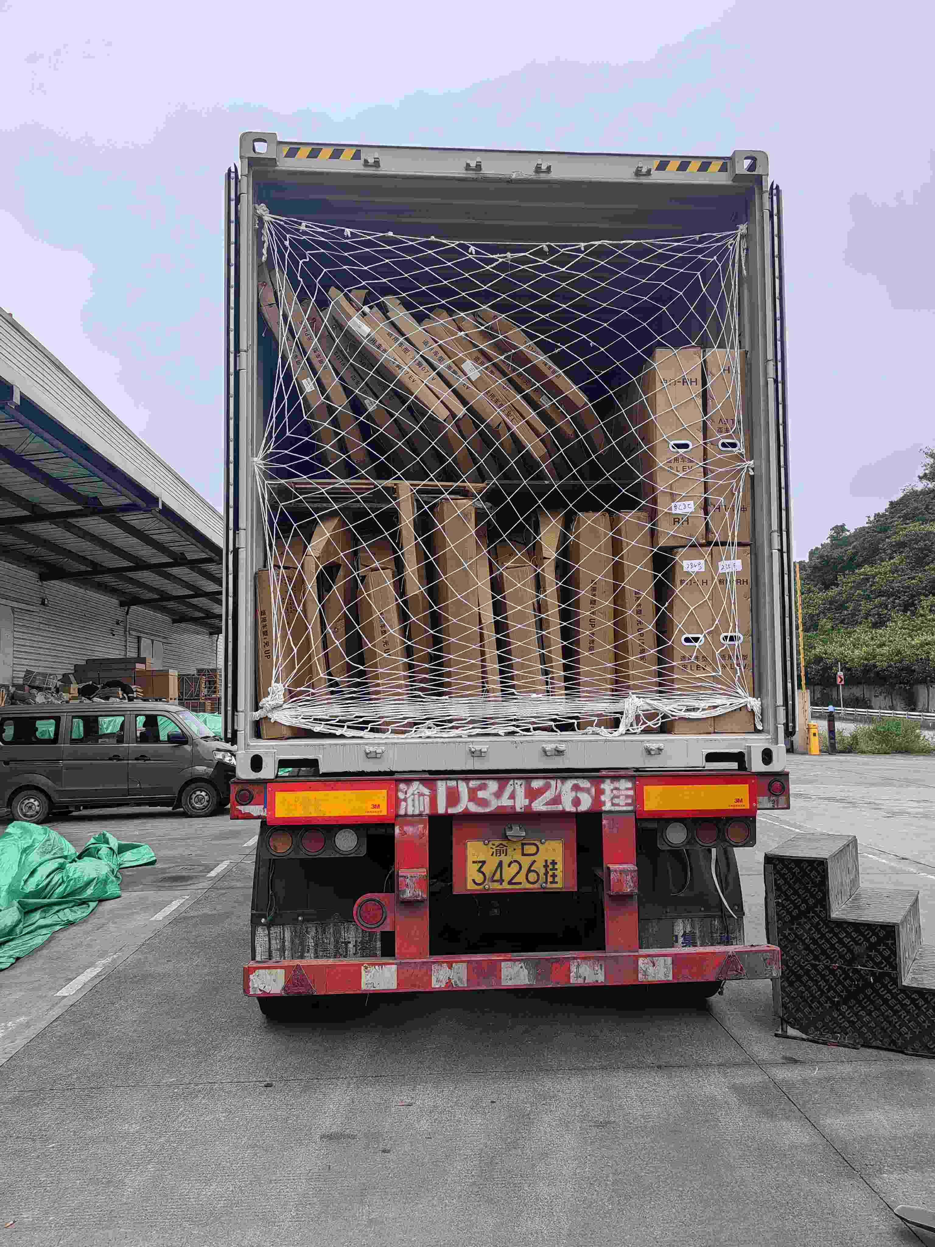 Ulitang Order mula sa Matagal nang Customer! Ang Chongqing Shiwei Technology ay nagpapadala ng 40-piye na container na may mga bahagi para sa multi-sistema ng BYD, Toyota bZ, at Volkswagen ID papuntang Albania