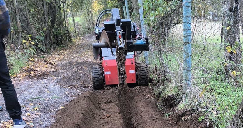 Cargador compacto de dirección integral para proyectos de renovación de patios