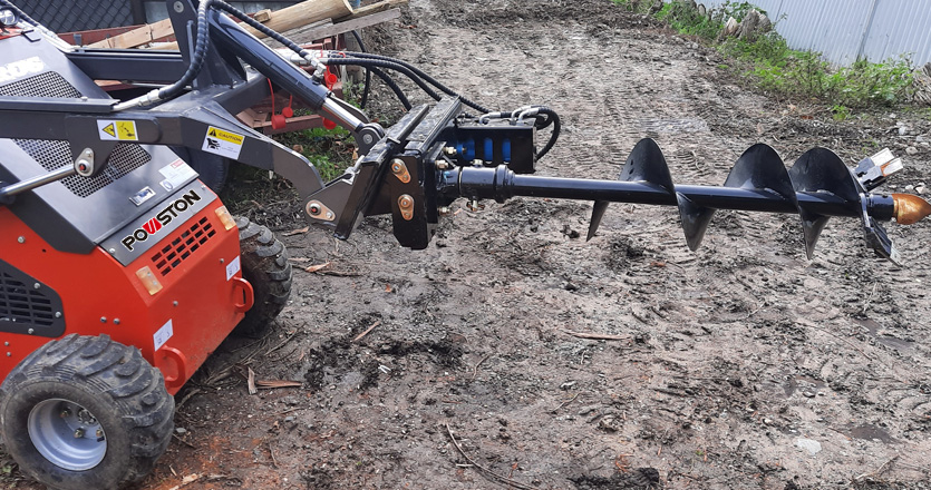 Cargador compacto de dirección integral para operaciones en obras de construcción pequeñas