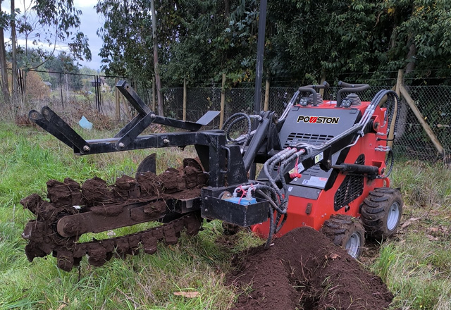 Cargador compacto de dirección integral para operaciones de mantenimiento paisajístico