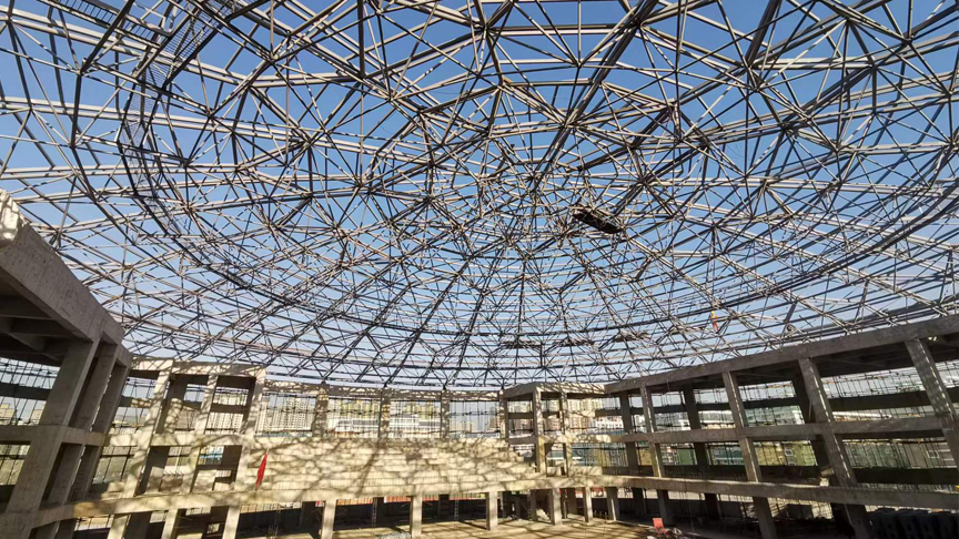 Gymnasium ceiling truss
