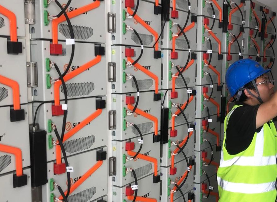 Mikrosieć słoneczno-magazynowa do ładowania pojazdów elektrycznych w kompleksie komercyjnym w Nigerii