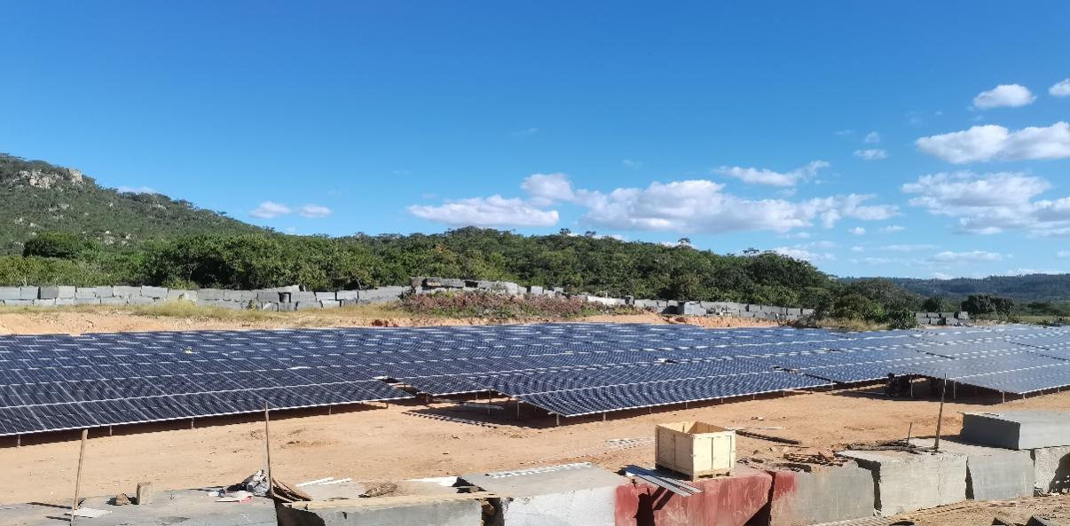 Zimbabwský lom – projekt mimo síť (off-grid) mikro-sítě s akumulací energie